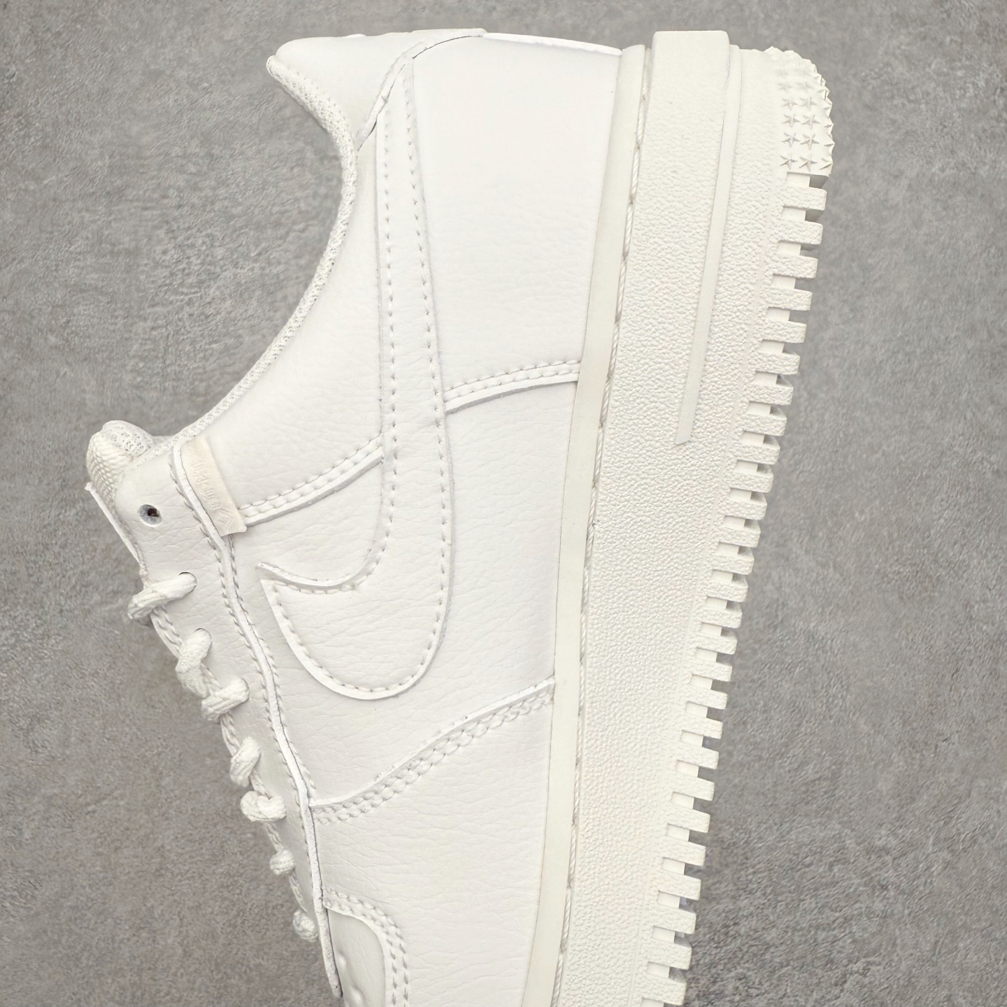 图片[7]-＃XT纯原 NK Air Force 1 Low 空军一号时尚舒适防滑耐磨低帮板鞋 HV5953-100 顶级批次 2022全新楦头鞋型 鱼鳞大底 历时开发三个月 清洁度完美 二维码鞋标 内置芯片及solo气垫 大底高度及其弧度依照正品 钢印 logo刺绣 鞋口弧度 鞋头长度 鞋面冲孔 鞋垫背胶及钢印 完美鞋型对比正品 每一处都是细节满满 柔软、弹性十足的缓震性能和出色的中底设计 横跨复古与现代的外型结合 造就出风靡全球 三十多年的Force 1 直到今天还深受青睐 实拍调校N版已经零色差零失真 百分百还原实物色彩所见即所得 不存在货不对板色差等低级问题 选购参考实物拍摄 不混卖不参货 只用心做好货严格选品 承诺混一赔十 尺码：36 36.5 37.5 38 38.5 39 40 40.5 41 42 42.5 43 44 44.5 45-选品中心