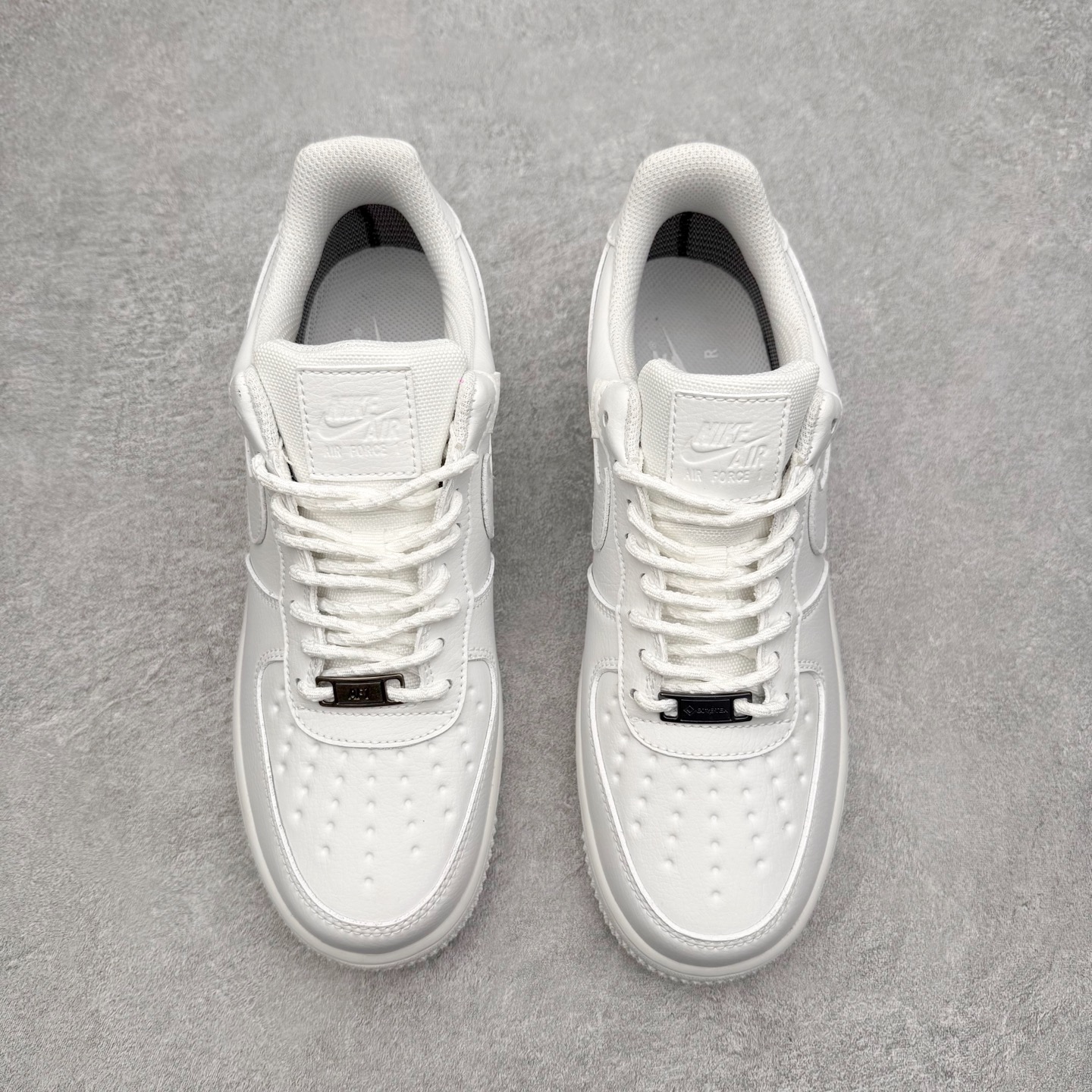 图片[2]-＃XT纯原 NK Air Force 1 Low 空军一号时尚舒适防滑耐磨低帮板鞋 HV5953-100 顶级批次 2022全新楦头鞋型 鱼鳞大底 历时开发三个月 清洁度完美 二维码鞋标 内置芯片及solo气垫 大底高度及其弧度依照正品 钢印 logo刺绣 鞋口弧度 鞋头长度 鞋面冲孔 鞋垫背胶及钢印 完美鞋型对比正品 每一处都是细节满满 柔软、弹性十足的缓震性能和出色的中底设计 横跨复古与现代的外型结合 造就出风靡全球 三十多年的Force 1 直到今天还深受青睐 实拍调校N版已经零色差零失真 百分百还原实物色彩所见即所得 不存在货不对板色差等低级问题 选购参考实物拍摄 不混卖不参货 只用心做好货严格选品 承诺混一赔十 尺码：36 36.5 37.5 38 38.5 39 40 40.5 41 42 42.5 43 44 44.5 45-选品中心