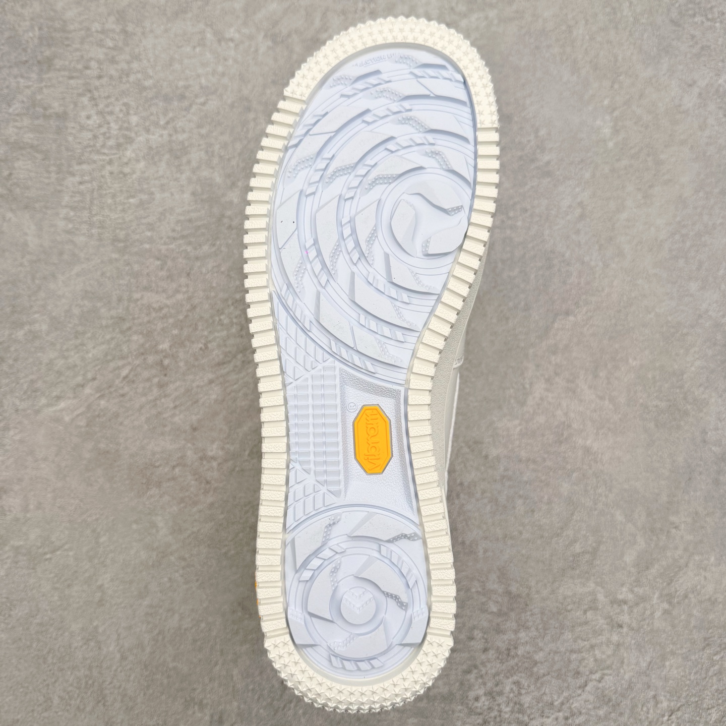 图片[9]-＃XT纯原 NK Air Force 1 Low 空军一号时尚舒适防滑耐磨低帮板鞋 HV5953-100 顶级批次 2022全新楦头鞋型 鱼鳞大底 历时开发三个月 清洁度完美 二维码鞋标 内置芯片及solo气垫 大底高度及其弧度依照正品 钢印 logo刺绣 鞋口弧度 鞋头长度 鞋面冲孔 鞋垫背胶及钢印 完美鞋型对比正品 每一处都是细节满满 柔软、弹性十足的缓震性能和出色的中底设计 横跨复古与现代的外型结合 造就出风靡全球 三十多年的Force 1 直到今天还深受青睐 实拍调校N版已经零色差零失真 百分百还原实物色彩所见即所得 不存在货不对板色差等低级问题 选购参考实物拍摄 不混卖不参货 只用心做好货严格选品 承诺混一赔十 尺码：36 36.5 37.5 38 38.5 39 40 40.5 41 42 42.5 43 44 44.5 45-选品中心