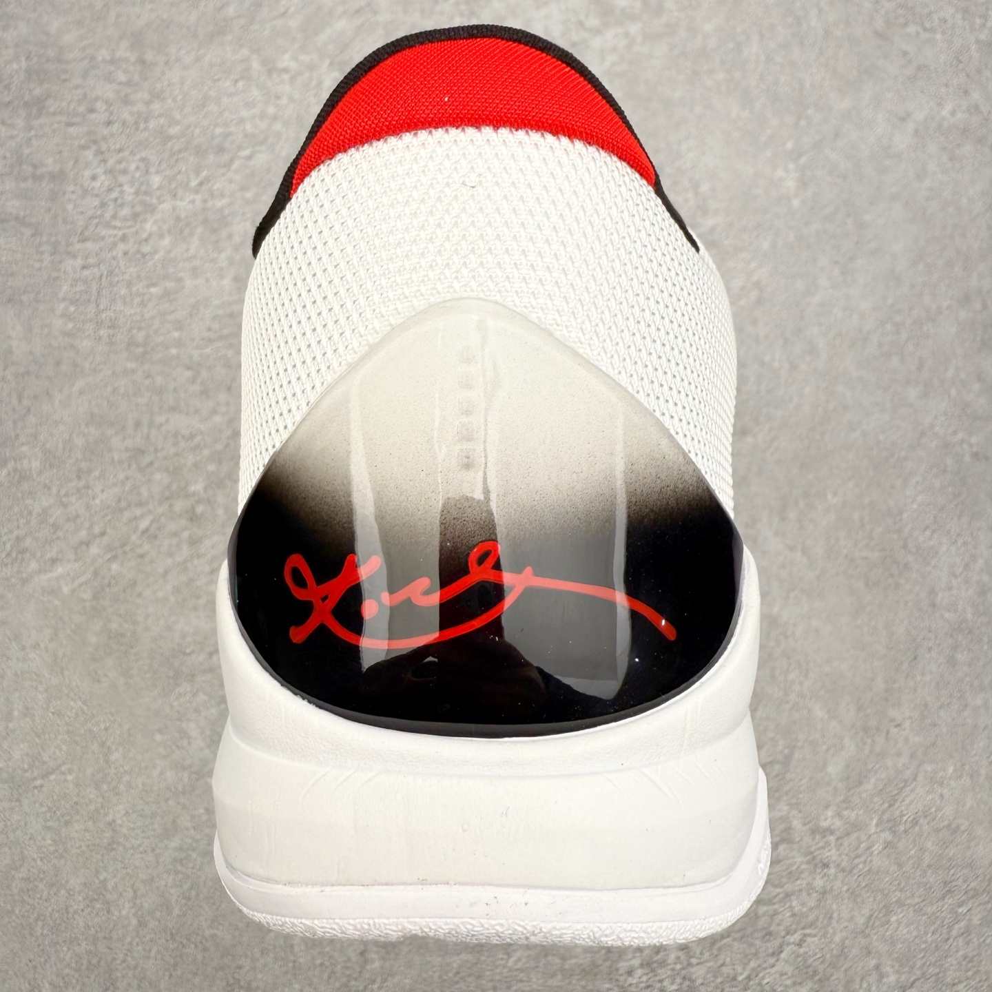 图片[8]-NK Zoom Kobe 5 Protro 科比五代实战篮球鞋 马年定制CYN配色 Eric Avar 这一次在设计中将轻盈发挥到了极致 鞋面采用了更加轻盈、更加强韧的创新的Flywire 2.0技术 球鞋重量更加轻质 重量仅为10.6盎司 内靴设计也使得穿着更加舒适 中底的配置则依日是可靠的zoom气垫和碳板的搭配 外底有个小细节令人十分喜欢 将纹路做成了心电图状 寓意科比对于篮球的喜爱 尺码：40 40.5 41 42 42.5 43 44 44.5 45 46-选品中心