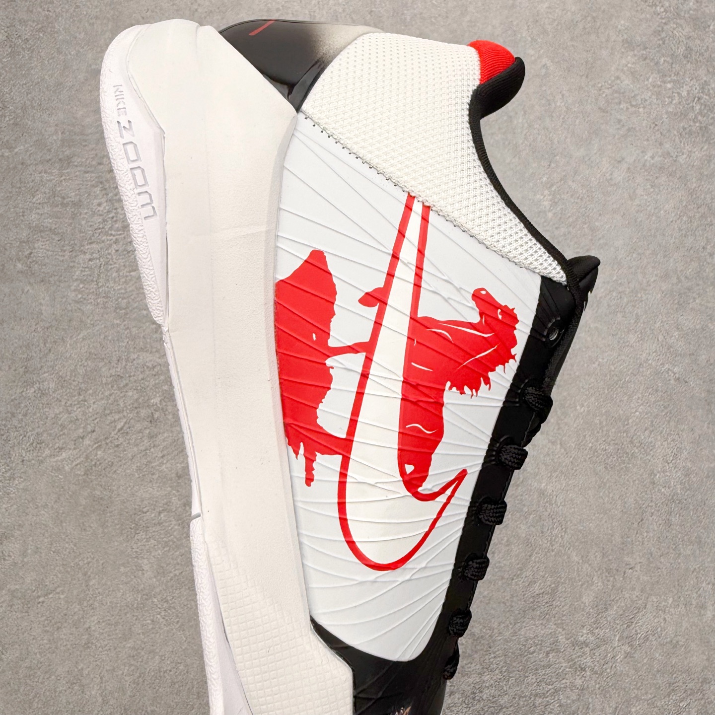 图片[6]-NK Zoom Kobe 5 Protro 科比五代实战篮球鞋 马年定制CYN配色 Eric Avar 这一次在设计中将轻盈发挥到了极致 鞋面采用了更加轻盈、更加强韧的创新的Flywire 2.0技术 球鞋重量更加轻质 重量仅为10.6盎司 内靴设计也使得穿着更加舒适 中底的配置则依日是可靠的zoom气垫和碳板的搭配 外底有个小细节令人十分喜欢 将纹路做成了心电图状 寓意科比对于篮球的喜爱 尺码：40 40.5 41 42 42.5 43 44 44.5 45 46-选品中心