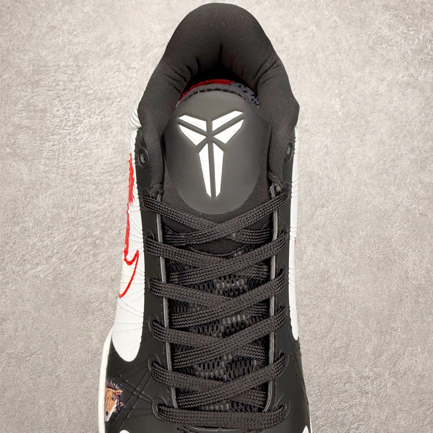 图片[5]-NK Zoom Kobe 5 Protro 科比五代实战篮球鞋 马年定制CYN配色 Eric Avar 这一次在设计中将轻盈发挥到了极致 鞋面采用了更加轻盈、更加强韧的创新的Flywire 2.0技术 球鞋重量更加轻质 重量仅为10.6盎司 内靴设计也使得穿着更加舒适 中底的配置则依日是可靠的zoom气垫和碳板的搭配 外底有个小细节令人十分喜欢 将纹路做成了心电图状 寓意科比对于篮球的喜爱 尺码：40 40.5 41 42 42.5 43 44 44.5 45 46-选品中心