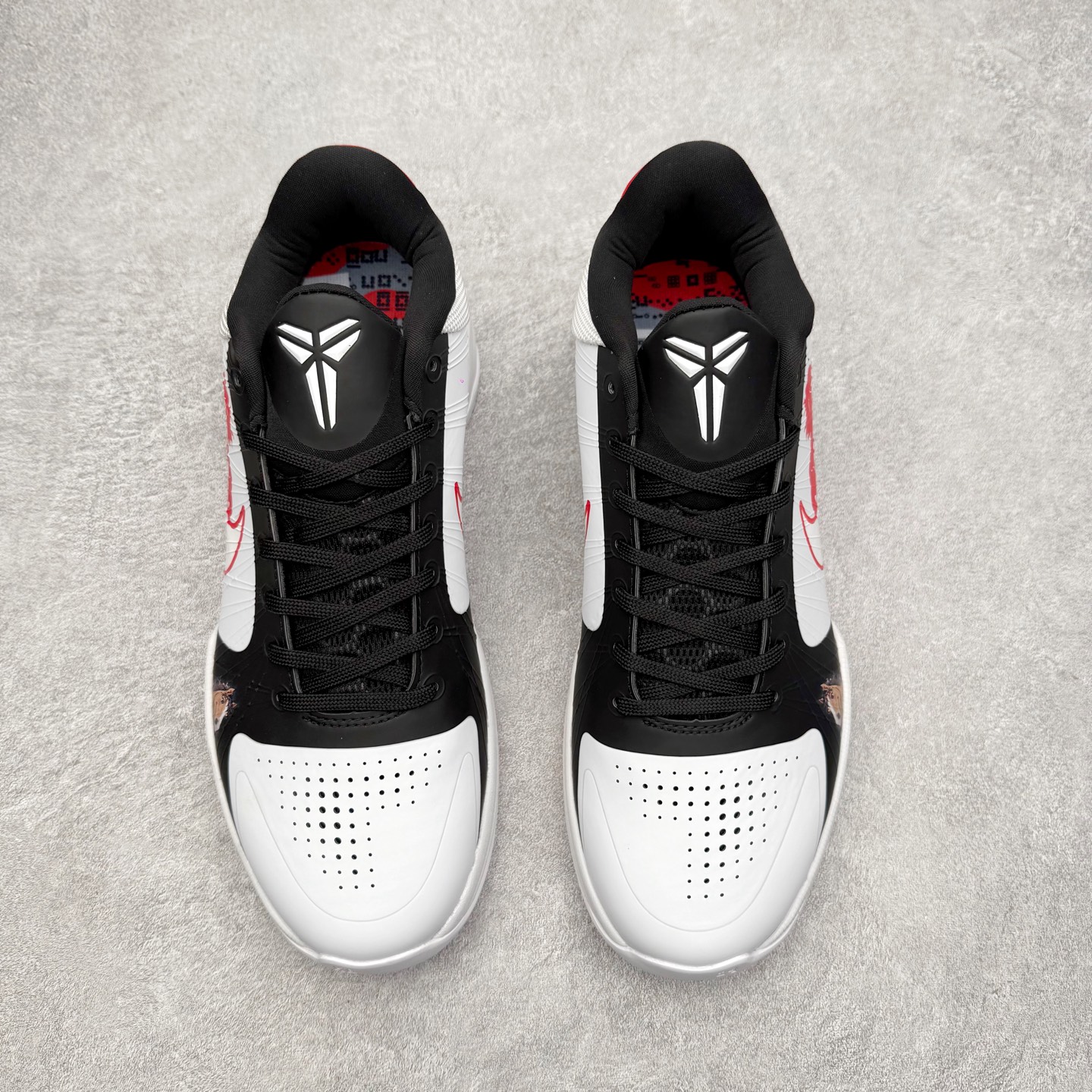 图片[2]-NK Zoom Kobe 5 Protro 科比五代实战篮球鞋 马年定制CYN配色 Eric Avar 这一次在设计中将轻盈发挥到了极致 鞋面采用了更加轻盈、更加强韧的创新的Flywire 2.0技术 球鞋重量更加轻质 重量仅为10.6盎司 内靴设计也使得穿着更加舒适 中底的配置则依日是可靠的zoom气垫和碳板的搭配 外底有个小细节令人十分喜欢 将纹路做成了心电图状 寓意科比对于篮球的喜爱 尺码：40 40.5 41 42 42.5 43 44 44.5 45 46-选品中心