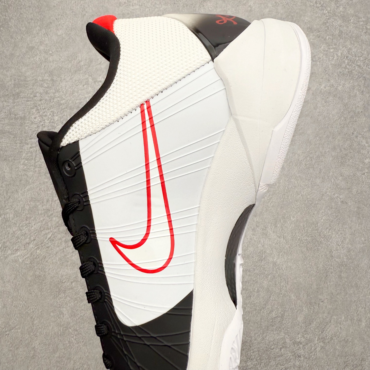 图片[7]-NK Zoom Kobe 5 Protro 科比五代实战篮球鞋 马年定制CYN配色 Eric Avar 这一次在设计中将轻盈发挥到了极致 鞋面采用了更加轻盈、更加强韧的创新的Flywire 2.0技术 球鞋重量更加轻质 重量仅为10.6盎司 内靴设计也使得穿着更加舒适 中底的配置则依日是可靠的zoom气垫和碳板的搭配 外底有个小细节令人十分喜欢 将纹路做成了心电图状 寓意科比对于篮球的喜爱 尺码：40 40.5 41 42 42.5 43 44 44.5 45 46-选品中心