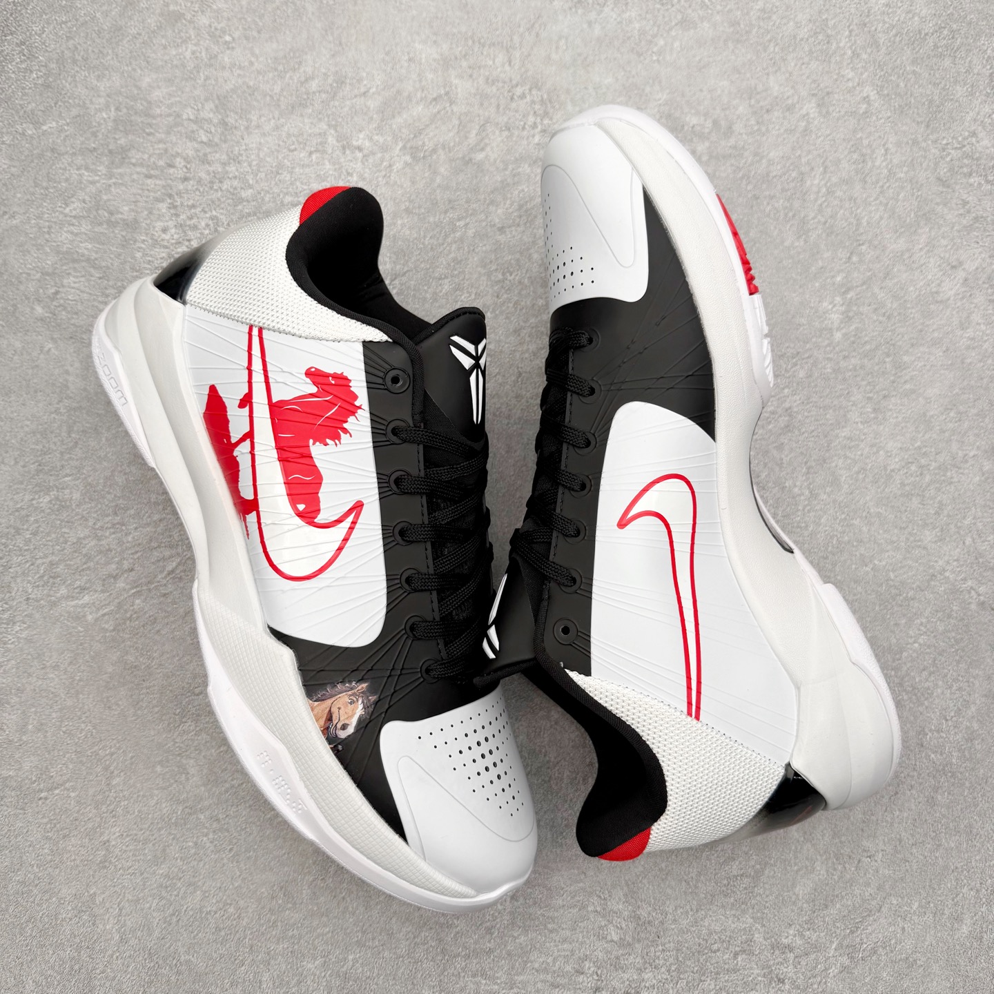 图片[3]-NK Zoom Kobe 5 Protro 科比五代实战篮球鞋 马年定制CYN配色 Eric Avar 这一次在设计中将轻盈发挥到了极致 鞋面采用了更加轻盈、更加强韧的创新的Flywire 2.0技术 球鞋重量更加轻质 重量仅为10.6盎司 内靴设计也使得穿着更加舒适 中底的配置则依日是可靠的zoom气垫和碳板的搭配 外底有个小细节令人十分喜欢 将纹路做成了心电图状 寓意科比对于篮球的喜爱 尺码：40 40.5 41 42 42.5 43 44 44.5 45 46-选品中心