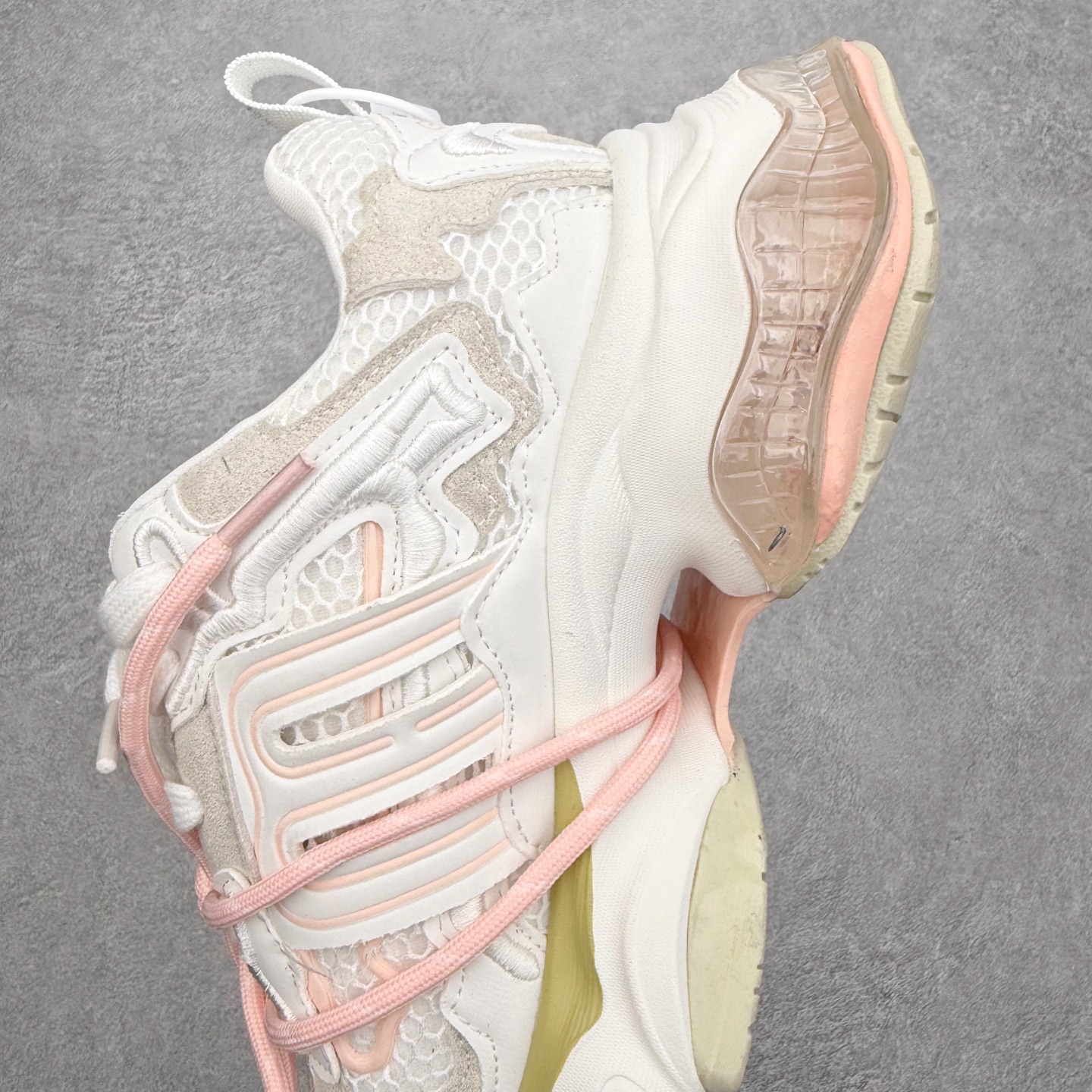 图片[7]-GG-CC赵露思2025新款厚底增高休闲运动老爹鞋系列 广东大厂出品 7CM厚底增高 星河粒子 银白粉色 银角大王 完美细节 25ss春季新款厚底增高 大长腿 时髦look轻松定格 不费力展现率性氛围 高档银盒 酷帅机能风不规则设计大底 拼色造型设计 轻便舒适百搭 GGCC银白配色好温柔 三层组合月牙底 柔软有弹性的月牙底和增加舒适度显腿长的7cm增高 长时间走路和站立都不累脚舒适度和少女感 厚底增高 不管怎么搭都好看~尺码：35 36 37 38 39 40-选品中心