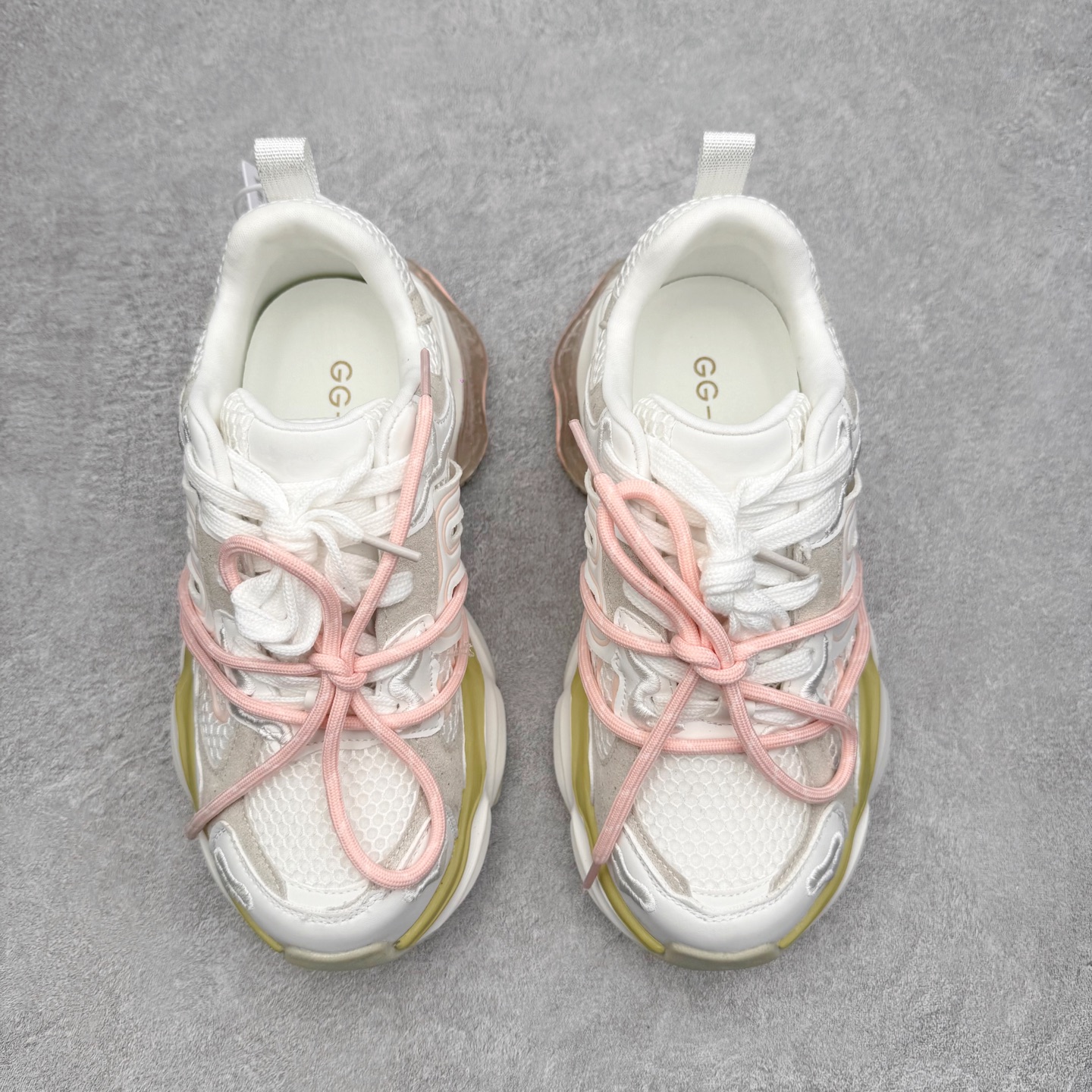 图片[2]-GG-CC赵露思2025新款厚底增高休闲运动老爹鞋系列 广东大厂出品 7CM厚底增高 星河粒子 银白粉色 银角大王 完美细节 25ss春季新款厚底增高 大长腿 时髦look轻松定格 不费力展现率性氛围 高档银盒 酷帅机能风不规则设计大底 拼色造型设计 轻便舒适百搭 GGCC银白配色好温柔 三层组合月牙底 柔软有弹性的月牙底和增加舒适度显腿长的7cm增高 长时间走路和站立都不累脚舒适度和少女感 厚底增高 不管怎么搭都好看~尺码：35 36 37 38 39 40-选品中心