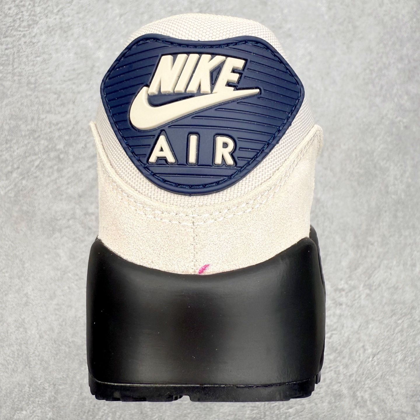 图片[8]-＃MX版 NK Air MAX 90 气垫复古减震跑步鞋 IB3077-100 经典重温 独家陆续补货 外单专供大厂出品 品质稳定 一百余色 终端操作 Air Max 90于1990年推出 来自Air Max系列 在Air Max 1的基础上改进而得 增加了气垫面积 外型上也更为流线 最特別的就是加入了菱纹塑胶嵌板 为Air Max 90增添了许多潮流气息 皮革鞋面 造就出色耐穿性和支撑力 Max Air缓震配置搭配泡棉中底 令Air Max 90轻盈而舒适 华夫格橡胶外底 铸就Air Max 90非凡的抓地力 而Air Max 90不仅是一双跑鞋 它成功跨越了时间的演进 成为了球鞋文化与潮流圈中最熟为人知的鞋款之一 尺码：36 36.5 37.5 38 38.5 39 40 40.5 41 42 42.5 43 44 44.5 45-选品中心