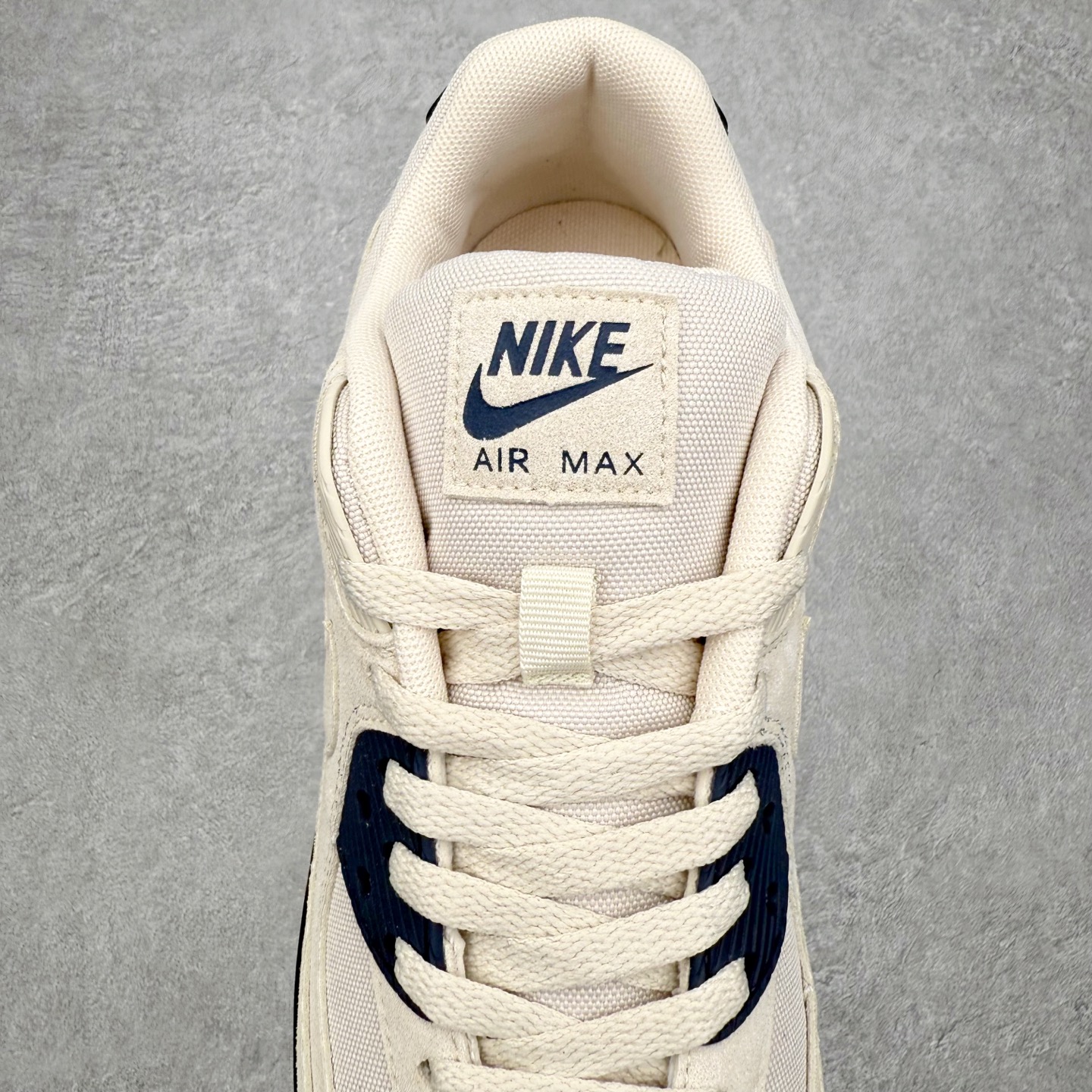 图片[5]-＃MX版 NK Air MAX 90 气垫复古减震跑步鞋 IB3077-100 经典重温 独家陆续补货 外单专供大厂出品 品质稳定 一百余色 终端操作 Air Max 90于1990年推出 来自Air Max系列 在Air Max 1的基础上改进而得 增加了气垫面积 外型上也更为流线 最特別的就是加入了菱纹塑胶嵌板 为Air Max 90增添了许多潮流气息 皮革鞋面 造就出色耐穿性和支撑力 Max Air缓震配置搭配泡棉中底 令Air Max 90轻盈而舒适 华夫格橡胶外底 铸就Air Max 90非凡的抓地力 而Air Max 90不仅是一双跑鞋 它成功跨越了时间的演进 成为了球鞋文化与潮流圈中最熟为人知的鞋款之一 尺码：36 36.5 37.5 38 38.5 39 40 40.5 41 42 42.5 43 44 44.5 45-选品中心