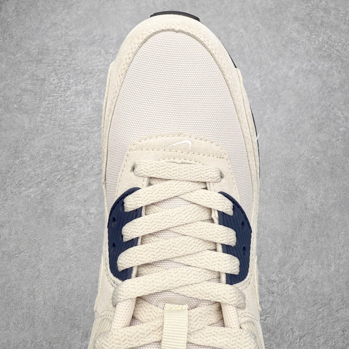 图片[4]-＃MX版 NK Air MAX 90 气垫复古减震跑步鞋 IB3077-100 经典重温 独家陆续补货 外单专供大厂出品 品质稳定 一百余色 终端操作 Air Max 90于1990年推出 来自Air Max系列 在Air Max 1的基础上改进而得 增加了气垫面积 外型上也更为流线 最特別的就是加入了菱纹塑胶嵌板 为Air Max 90增添了许多潮流气息 皮革鞋面 造就出色耐穿性和支撑力 Max Air缓震配置搭配泡棉中底 令Air Max 90轻盈而舒适 华夫格橡胶外底 铸就Air Max 90非凡的抓地力 而Air Max 90不仅是一双跑鞋 它成功跨越了时间的演进 成为了球鞋文化与潮流圈中最熟为人知的鞋款之一 尺码：36 36.5 37.5 38 38.5 39 40 40.5 41 42 42.5 43 44 44.5 45-选品中心