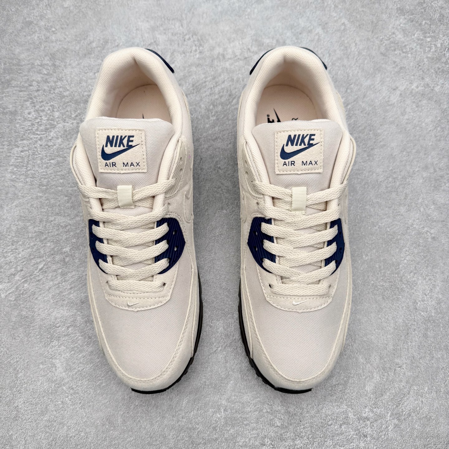 图片[2]-＃MX版 NK Air MAX 90 气垫复古减震跑步鞋 IB3077-100 经典重温 独家陆续补货 外单专供大厂出品 品质稳定 一百余色 终端操作 Air Max 90于1990年推出 来自Air Max系列 在Air Max 1的基础上改进而得 增加了气垫面积 外型上也更为流线 最特別的就是加入了菱纹塑胶嵌板 为Air Max 90增添了许多潮流气息 皮革鞋面 造就出色耐穿性和支撑力 Max Air缓震配置搭配泡棉中底 令Air Max 90轻盈而舒适 华夫格橡胶外底 铸就Air Max 90非凡的抓地力 而Air Max 90不仅是一双跑鞋 它成功跨越了时间的演进 成为了球鞋文化与潮流圈中最熟为人知的鞋款之一 尺码：36 36.5 37.5 38 38.5 39 40 40.5 41 42 42.5 43 44 44.5 45-选品中心