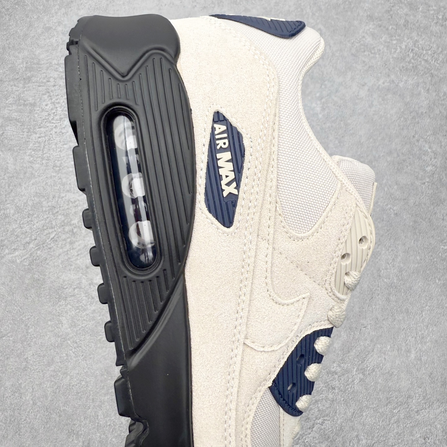 图片[6]-＃MX版 NK Air MAX 90 气垫复古减震跑步鞋 IB3077-100 经典重温 独家陆续补货 外单专供大厂出品 品质稳定 一百余色 终端操作 Air Max 90于1990年推出 来自Air Max系列 在Air Max 1的基础上改进而得 增加了气垫面积 外型上也更为流线 最特別的就是加入了菱纹塑胶嵌板 为Air Max 90增添了许多潮流气息 皮革鞋面 造就出色耐穿性和支撑力 Max Air缓震配置搭配泡棉中底 令Air Max 90轻盈而舒适 华夫格橡胶外底 铸就Air Max 90非凡的抓地力 而Air Max 90不仅是一双跑鞋 它成功跨越了时间的演进 成为了球鞋文化与潮流圈中最熟为人知的鞋款之一 尺码：36 36.5 37.5 38 38.5 39 40 40.5 41 42 42.5 43 44 44.5 45-选品中心