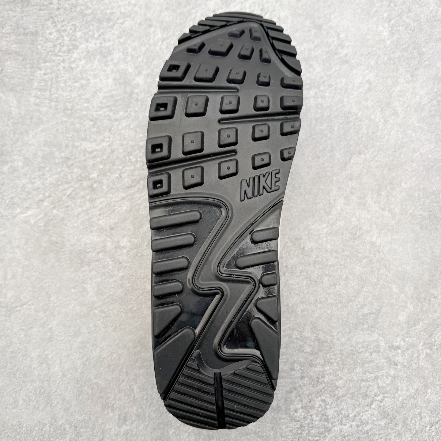 图片[9]-＃MX版 NK Air MAX 90 气垫复古减震跑步鞋 IB3077-100 经典重温 独家陆续补货 外单专供大厂出品 品质稳定 一百余色 终端操作 Air Max 90于1990年推出 来自Air Max系列 在Air Max 1的基础上改进而得 增加了气垫面积 外型上也更为流线 最特別的就是加入了菱纹塑胶嵌板 为Air Max 90增添了许多潮流气息 皮革鞋面 造就出色耐穿性和支撑力 Max Air缓震配置搭配泡棉中底 令Air Max 90轻盈而舒适 华夫格橡胶外底 铸就Air Max 90非凡的抓地力 而Air Max 90不仅是一双跑鞋 它成功跨越了时间的演进 成为了球鞋文化与潮流圈中最熟为人知的鞋款之一 尺码：36 36.5 37.5 38 38.5 39 40 40.5 41 42 42.5 43 44 44.5 45-选品中心