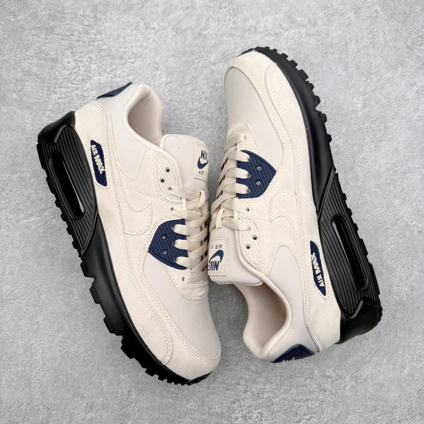 图片[3]-＃MX版 NK Air MAX 90 气垫复古减震跑步鞋 IB3077-100 经典重温 独家陆续补货 外单专供大厂出品 品质稳定 一百余色 终端操作 Air Max 90于1990年推出 来自Air Max系列 在Air Max 1的基础上改进而得 增加了气垫面积 外型上也更为流线 最特別的就是加入了菱纹塑胶嵌板 为Air Max 90增添了许多潮流气息 皮革鞋面 造就出色耐穿性和支撑力 Max Air缓震配置搭配泡棉中底 令Air Max 90轻盈而舒适 华夫格橡胶外底 铸就Air Max 90非凡的抓地力 而Air Max 90不仅是一双跑鞋 它成功跨越了时间的演进 成为了球鞋文化与潮流圈中最熟为人知的鞋款之一 尺码：36 36.5 37.5 38 38.5 39 40 40.5 41 42 42.5 43 44 44.5 45-选品中心