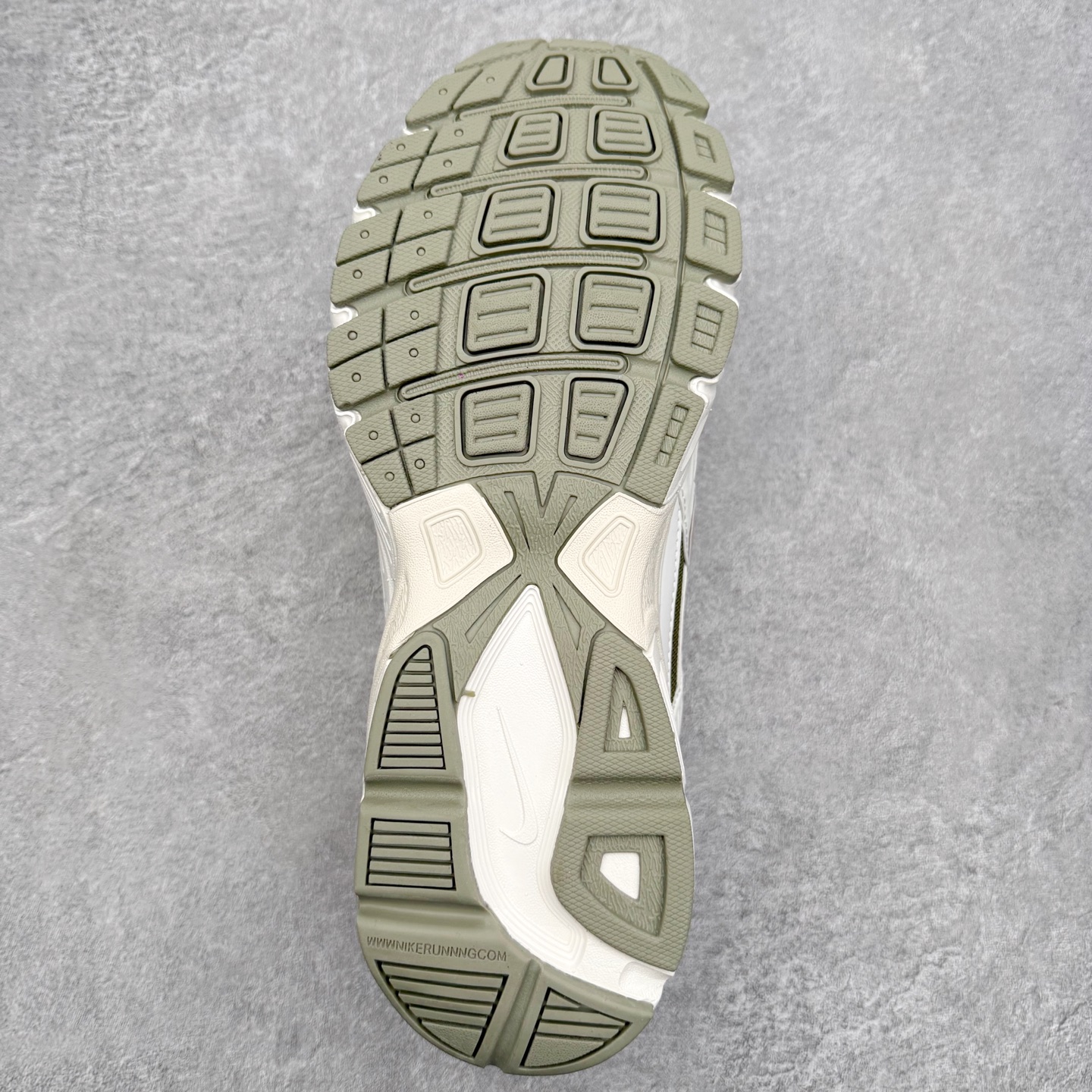 图片[9]-NK Initiator 创始者系列复古老爹鞋运动舒适复古网布合成革减震防滑耐磨低帮休闲跑步鞋 Ins爆火全新韩系古着风 回味经典 采用透气网眼鞋面和支撑覆盖层 自然运动设计的Phlyon中底用于缓冲 BRS 1000碳橡胶外底具有轻质柔韧性 牵引力和耐用性 尺码：36 36.5 37.5 38 38.5 39 40 40.5 41 42 42.5 43 44 45-选品中心