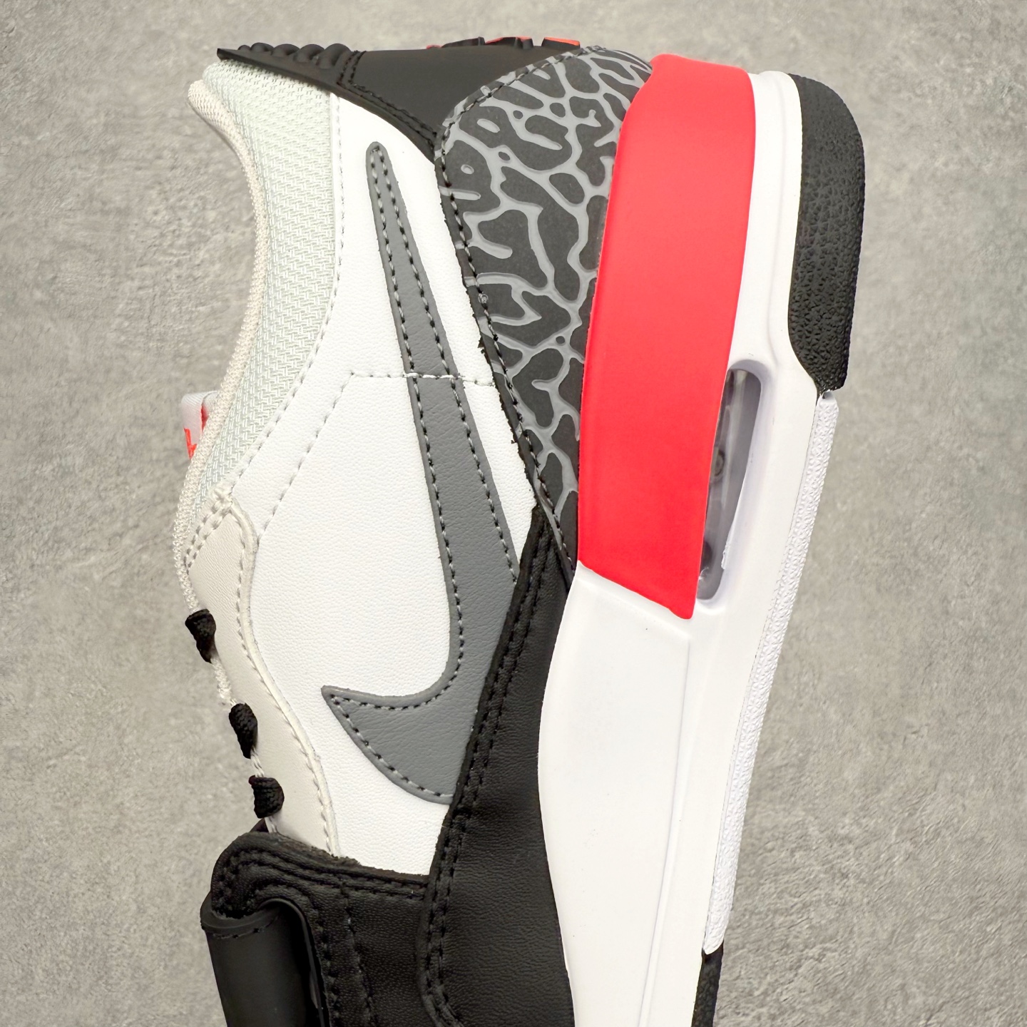 图片[7]-Air Jordan Legacy AJ312 低帮 CD9054-113 鞋身采用了皮革材质打造 横跨鞋面的魔术贴十分吸睛 侧面的Swoosh Logo的一部分被鞋面遮挡了一部分 颇具玩味 魔术贴上标有NK标识 而鞋舌上是Jordan的经典飞翼Logo 后跟和鞋底均采用了Air Jordan 3 的设计 后跟上同样也使用了经典的爆裂纹图案 尺码：36 36.5 37.5 38 38.5 39 40 40.5 41 42 42.5 43 44 44.5 45 46 47.5-选品中心