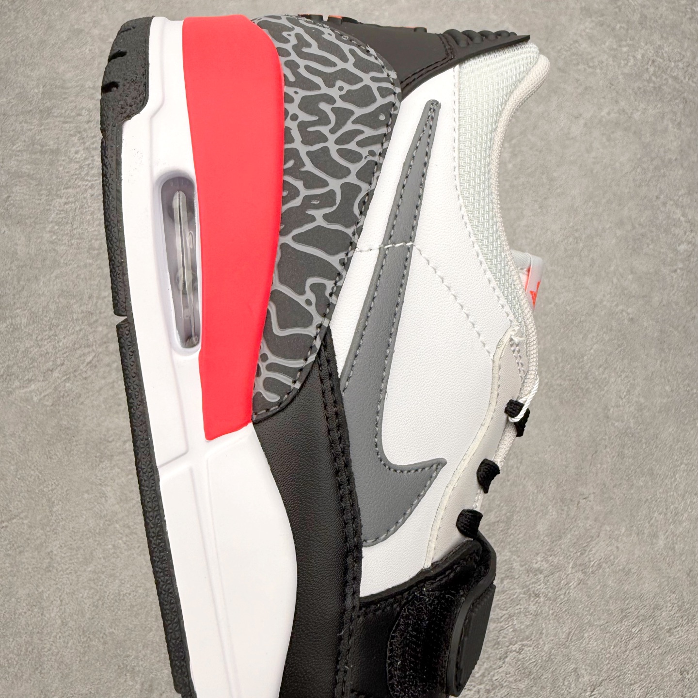 图片[6]-Air Jordan Legacy AJ312 低帮 CD9054-113 鞋身采用了皮革材质打造 横跨鞋面的魔术贴十分吸睛 侧面的Swoosh Logo的一部分被鞋面遮挡了一部分 颇具玩味 魔术贴上标有NK标识 而鞋舌上是Jordan的经典飞翼Logo 后跟和鞋底均采用了Air Jordan 3 的设计 后跟上同样也使用了经典的爆裂纹图案 尺码：36 36.5 37.5 38 38.5 39 40 40.5 41 42 42.5 43 44 44.5 45 46 47.5-选品中心