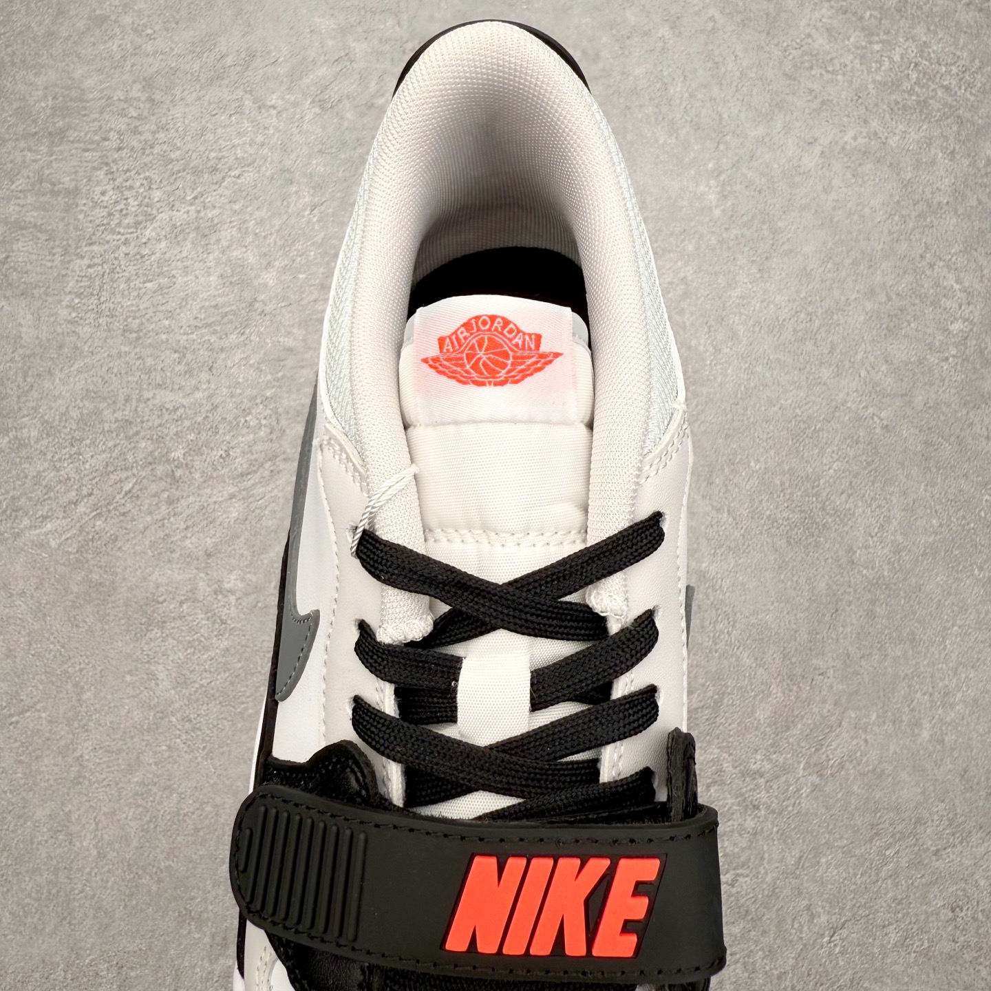 图片[5]-Air Jordan Legacy AJ312 低帮 CD9054-113 鞋身采用了皮革材质打造 横跨鞋面的魔术贴十分吸睛 侧面的Swoosh Logo的一部分被鞋面遮挡了一部分 颇具玩味 魔术贴上标有NK标识 而鞋舌上是Jordan的经典飞翼Logo 后跟和鞋底均采用了Air Jordan 3 的设计 后跟上同样也使用了经典的爆裂纹图案 尺码：36 36.5 37.5 38 38.5 39 40 40.5 41 42 42.5 43 44 44.5 45 46 47.5-选品中心