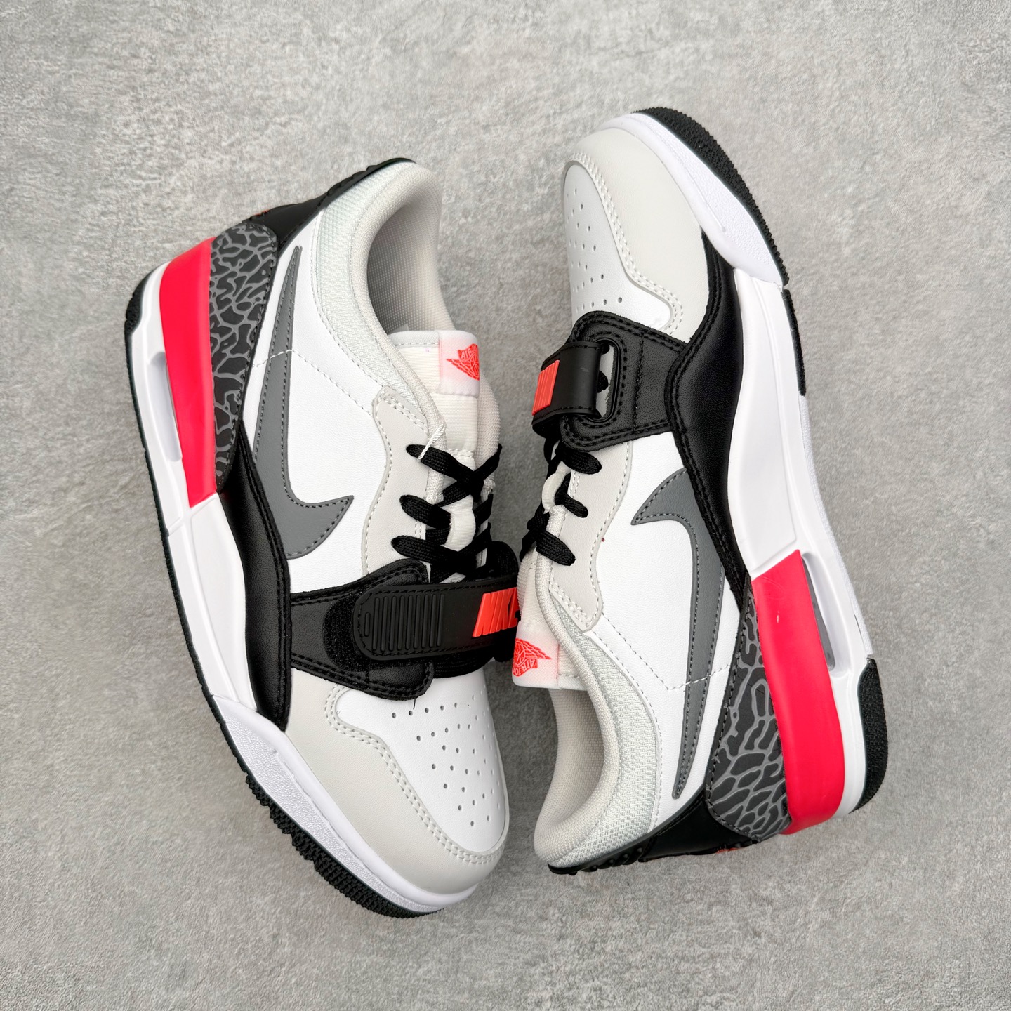 图片[3]-Air Jordan Legacy AJ312 低帮 CD9054-113 鞋身采用了皮革材质打造 横跨鞋面的魔术贴十分吸睛 侧面的Swoosh Logo的一部分被鞋面遮挡了一部分 颇具玩味 魔术贴上标有NK标识 而鞋舌上是Jordan的经典飞翼Logo 后跟和鞋底均采用了Air Jordan 3 的设计 后跟上同样也使用了经典的爆裂纹图案 尺码：36 36.5 37.5 38 38.5 39 40 40.5 41 42 42.5 43 44 44.5 45 46 47.5-选品中心