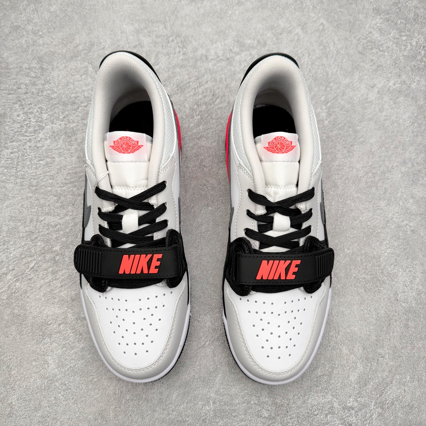 图片[2]-Air Jordan Legacy AJ312 低帮 CD9054-113 鞋身采用了皮革材质打造 横跨鞋面的魔术贴十分吸睛 侧面的Swoosh Logo的一部分被鞋面遮挡了一部分 颇具玩味 魔术贴上标有NK标识 而鞋舌上是Jordan的经典飞翼Logo 后跟和鞋底均采用了Air Jordan 3 的设计 后跟上同样也使用了经典的爆裂纹图案 尺码：36 36.5 37.5 38 38.5 39 40 40.5 41 42 42.5 43 44 44.5 45 46 47.5-选品中心