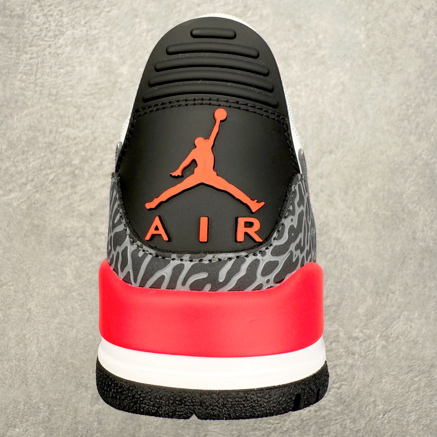 图片[8]-Air Jordan Legacy AJ312 低帮 CD9054-113 鞋身采用了皮革材质打造 横跨鞋面的魔术贴十分吸睛 侧面的Swoosh Logo的一部分被鞋面遮挡了一部分 颇具玩味 魔术贴上标有NK标识 而鞋舌上是Jordan的经典飞翼Logo 后跟和鞋底均采用了Air Jordan 3 的设计 后跟上同样也使用了经典的爆裂纹图案 尺码：36 36.5 37.5 38 38.5 39 40 40.5 41 42 42.5 43 44 44.5 45 46 47.5-选品中心