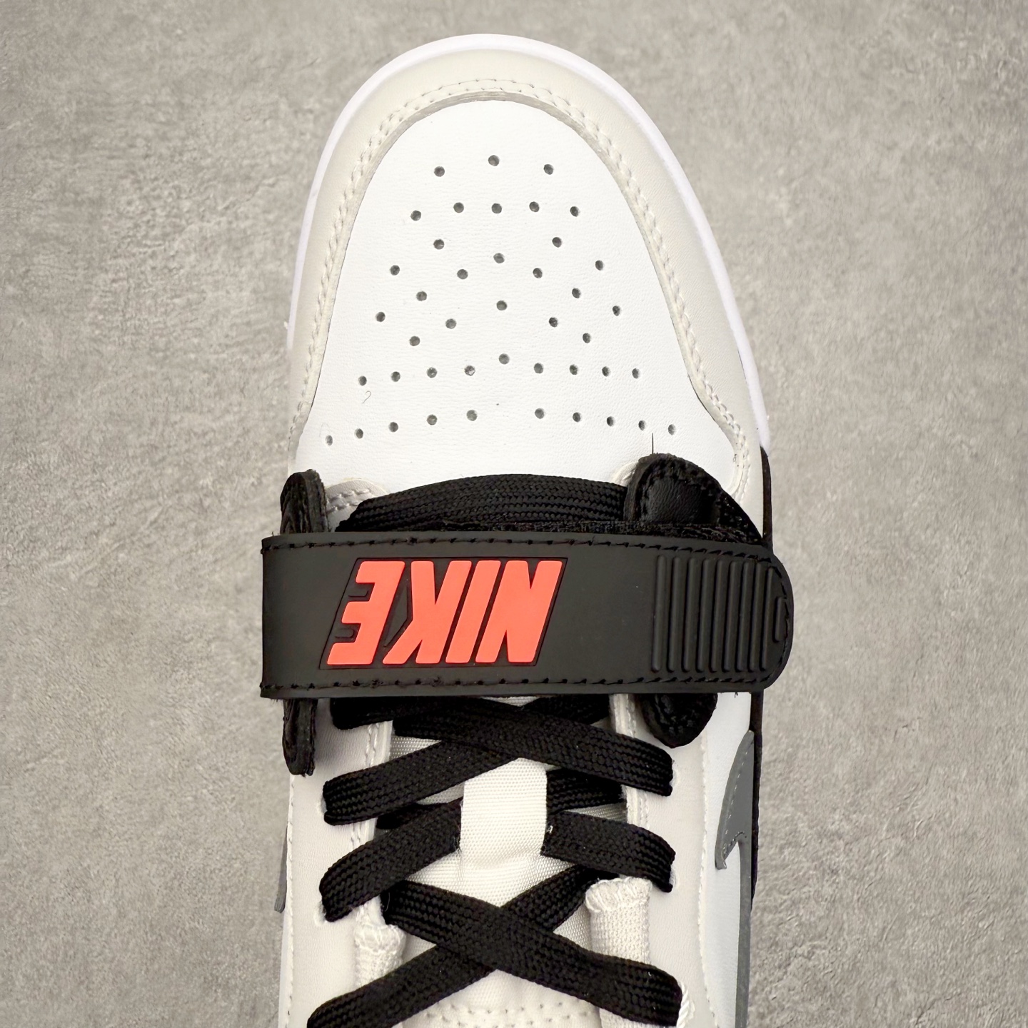 图片[4]-Air Jordan Legacy AJ312 低帮 CD9054-113 鞋身采用了皮革材质打造 横跨鞋面的魔术贴十分吸睛 侧面的Swoosh Logo的一部分被鞋面遮挡了一部分 颇具玩味 魔术贴上标有NK标识 而鞋舌上是Jordan的经典飞翼Logo 后跟和鞋底均采用了Air Jordan 3 的设计 后跟上同样也使用了经典的爆裂纹图案 尺码：36 36.5 37.5 38 38.5 39 40 40.5 41 42 42.5 43 44 44.5 45 46 47.5-选品中心