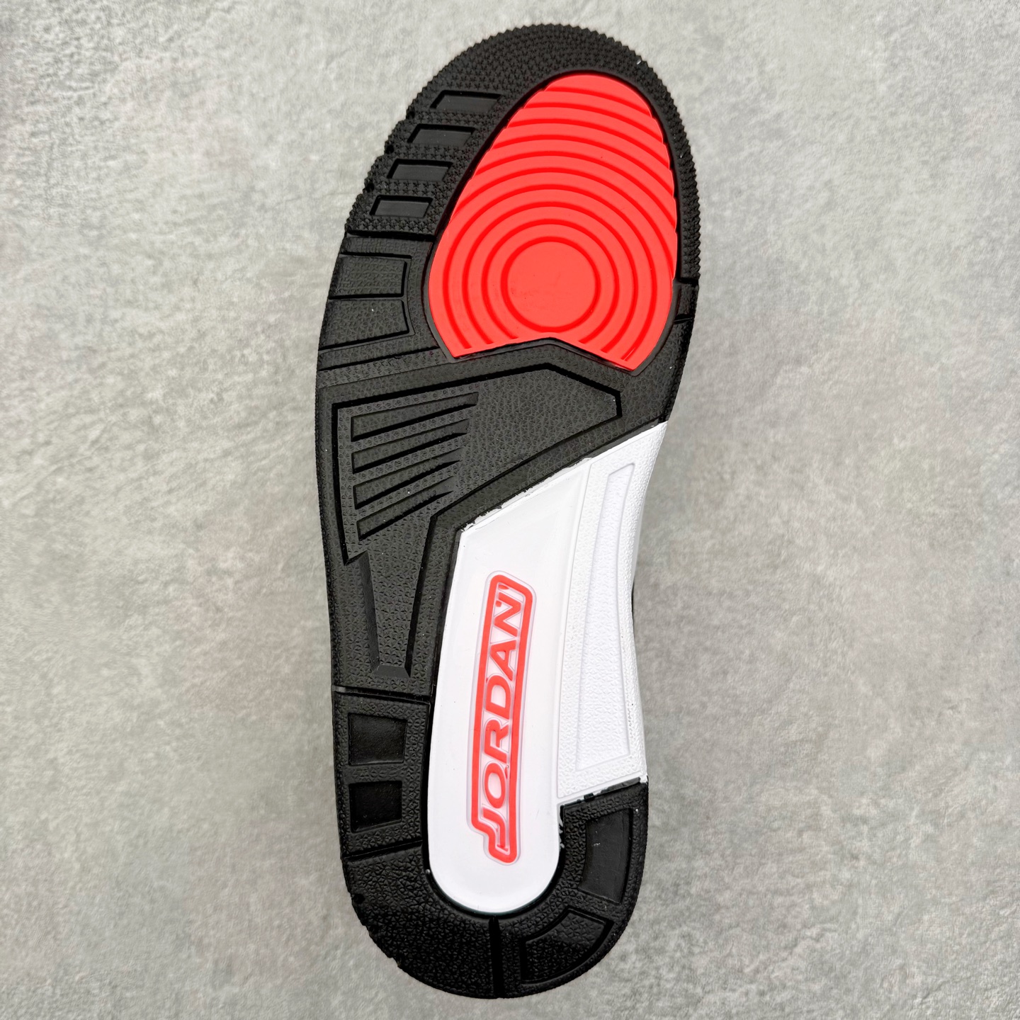 图片[9]-Air Jordan Legacy AJ312 低帮 CD9054-113 鞋身采用了皮革材质打造 横跨鞋面的魔术贴十分吸睛 侧面的Swoosh Logo的一部分被鞋面遮挡了一部分 颇具玩味 魔术贴上标有NK标识 而鞋舌上是Jordan的经典飞翼Logo 后跟和鞋底均采用了Air Jordan 3 的设计 后跟上同样也使用了经典的爆裂纹图案 尺码：36 36.5 37.5 38 38.5 39 40 40.5 41 42 42.5 43 44 44.5 45 46 47.5-选品中心