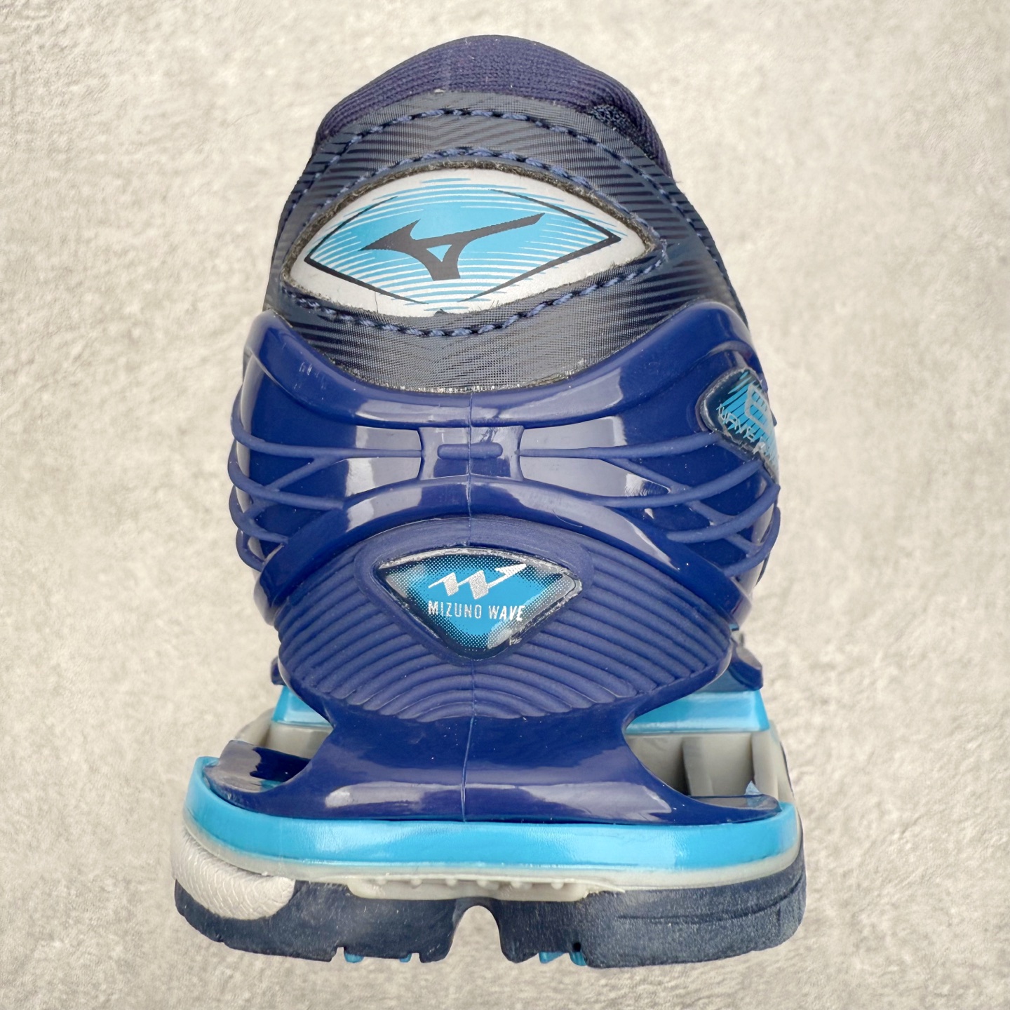 图片[8]-Mizuno Wave Prophecy LS 经典百搭跑步鞋 男女同款 美津浓（Mizuno）是日本美津浓株式会社于1906年创立的运动品牌，经过一个多世纪的不断努力现已成为世界著名的运动器具、服装和鞋类生产商。美津浓力求服务于各类运动项目，并竭力使运动生活更加愉快和振奋。产品种类齐全，覆盖几乎全部主要运动项目，达到30万多个品类。尺码：36 36.5 37.5 38 38.5 39 40 40.5 41 42 42.5 43 44 44.5 45-选品中心