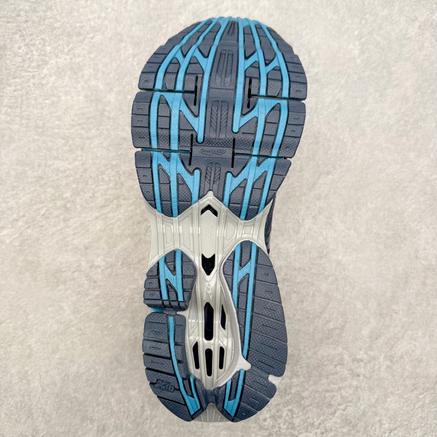 图片[9]-Mizuno Wave Prophecy LS 经典百搭跑步鞋 男女同款 美津浓（Mizuno）是日本美津浓株式会社于1906年创立的运动品牌，经过一个多世纪的不断努力现已成为世界著名的运动器具、服装和鞋类生产商。美津浓力求服务于各类运动项目，并竭力使运动生活更加愉快和振奋。产品种类齐全，覆盖几乎全部主要运动项目，达到30万多个品类。尺码：36 36.5 37.5 38 38.5 39 40 40.5 41 42 42.5 43 44 44.5 45-选品中心