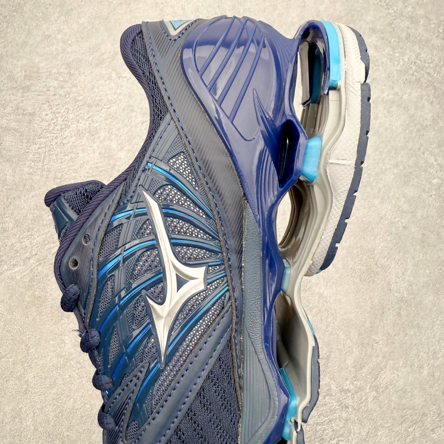 图片[7]-Mizuno Wave Prophecy LS 经典百搭跑步鞋 男女同款 美津浓（Mizuno）是日本美津浓株式会社于1906年创立的运动品牌，经过一个多世纪的不断努力现已成为世界著名的运动器具、服装和鞋类生产商。美津浓力求服务于各类运动项目，并竭力使运动生活更加愉快和振奋。产品种类齐全，覆盖几乎全部主要运动项目，达到30万多个品类。尺码：36 36.5 37.5 38 38.5 39 40 40.5 41 42 42.5 43 44 44.5 45-选品中心