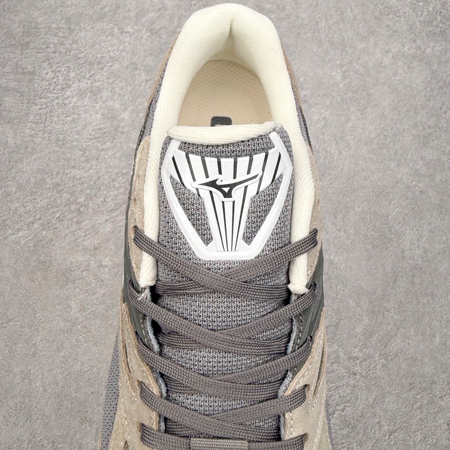 图片[5]-Mizuno Wave Prophecy LS 经典百搭跑步鞋 男女同款 美津浓（Mizuno）是日本美津浓株式会社于1906年创立的运动品牌，经过一个多世纪的不断努力现已成为世界著名的运动器具、服装和鞋类生产商。美津浓力求服务于各类运动项目，并竭力使运动生活更加愉快和振奋。产品种类齐全，覆盖几乎全部主要运动项目，达到30万多个品类。尺码：36 36.5 37.5 38 38.5 39 40 40.5 41 42 42.5 43 44 44.5 45-选品中心