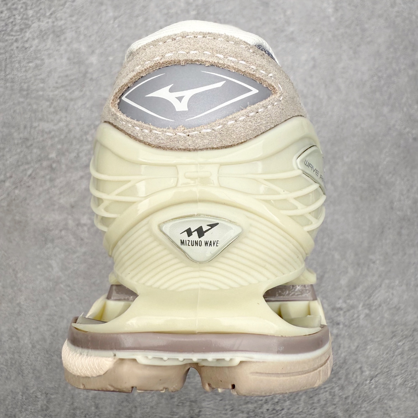 图片[8]-Mizuno Wave Prophecy LS 经典百搭跑步鞋 男女同款 美津浓（Mizuno）是日本美津浓株式会社于1906年创立的运动品牌，经过一个多世纪的不断努力现已成为世界著名的运动器具、服装和鞋类生产商。美津浓力求服务于各类运动项目，并竭力使运动生活更加愉快和振奋。产品种类齐全，覆盖几乎全部主要运动项目，达到30万多个品类。尺码：36 36.5 37.5 38 38.5 39 40 40.5 41 42 42.5 43 44 44.5 45-选品中心