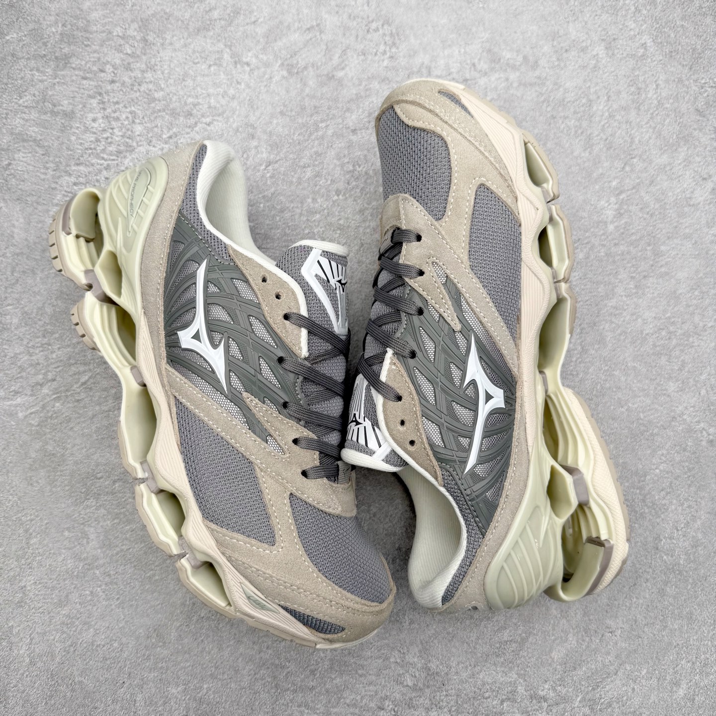 图片[3]-Mizuno Wave Prophecy LS 经典百搭跑步鞋 男女同款 美津浓（Mizuno）是日本美津浓株式会社于1906年创立的运动品牌，经过一个多世纪的不断努力现已成为世界著名的运动器具、服装和鞋类生产商。美津浓力求服务于各类运动项目，并竭力使运动生活更加愉快和振奋。产品种类齐全，覆盖几乎全部主要运动项目，达到30万多个品类。尺码：36 36.5 37.5 38 38.5 39 40 40.5 41 42 42.5 43 44 44.5 45-选品中心