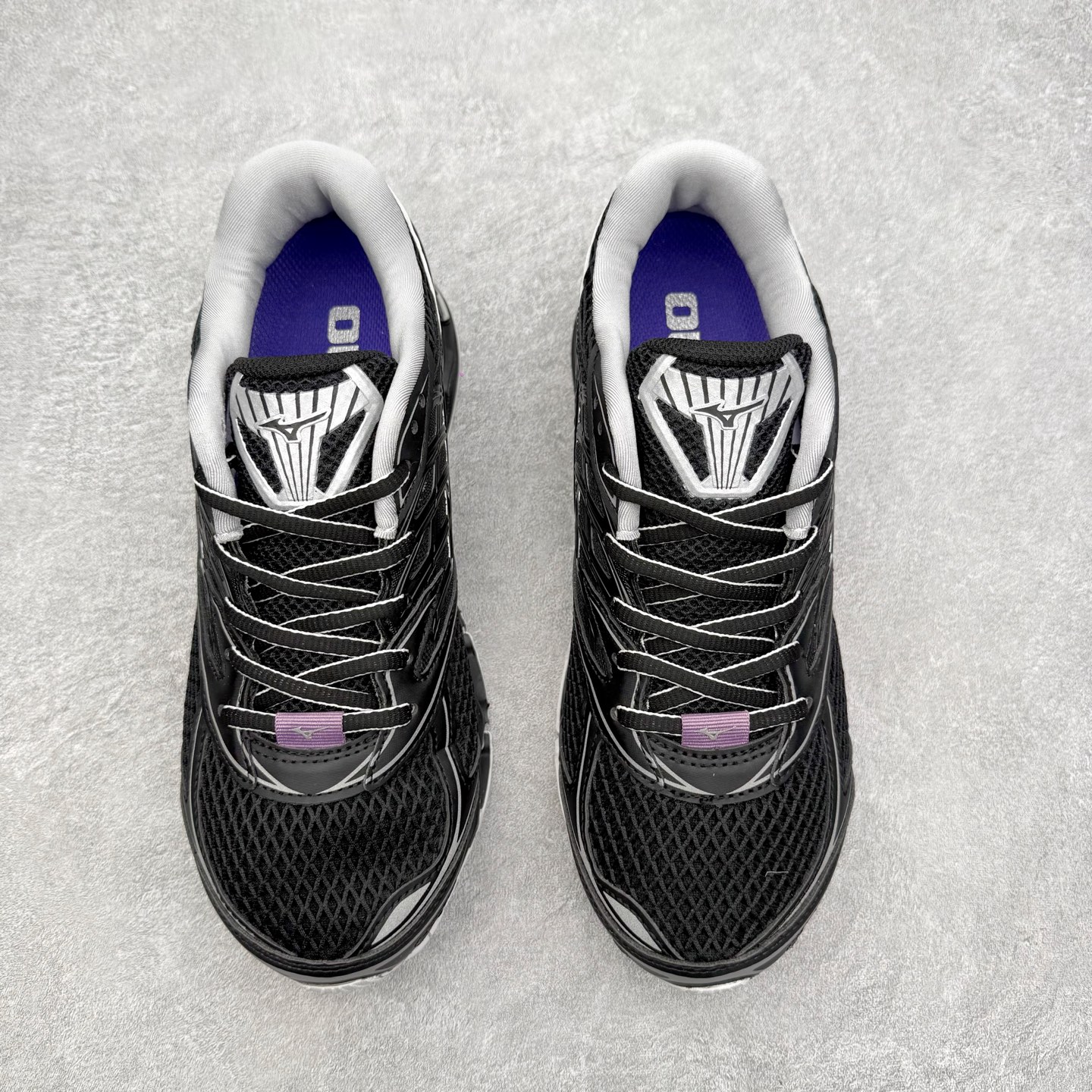 图片[2]-Mizuno Wave Prophecy LS 经典百搭跑步鞋 男女同款 美津浓（Mizuno）是日本美津浓株式会社于1906年创立的运动品牌，经过一个多世纪的不断努力现已成为世界著名的运动器具、服装和鞋类生产商。美津浓力求服务于各类运动项目，并竭力使运动生活更加愉快和振奋。产品种类齐全，覆盖几乎全部主要运动项目，达到30万多个品类。尺码：36 36.5 37.5 38 38.5 39 40 40.5 41 42 42.5 43 44 44.5 45-选品中心