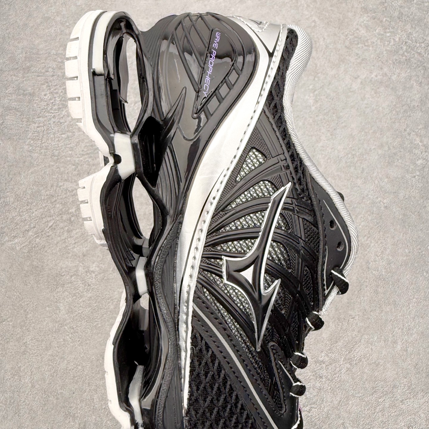 图片[6]-Mizuno Wave Prophecy LS 经典百搭跑步鞋 男女同款 美津浓（Mizuno）是日本美津浓株式会社于1906年创立的运动品牌，经过一个多世纪的不断努力现已成为世界著名的运动器具、服装和鞋类生产商。美津浓力求服务于各类运动项目，并竭力使运动生活更加愉快和振奋。产品种类齐全，覆盖几乎全部主要运动项目，达到30万多个品类。尺码：36 36.5 37.5 38 38.5 39 40 40.5 41 42 42.5 43 44 44.5 45-选品中心