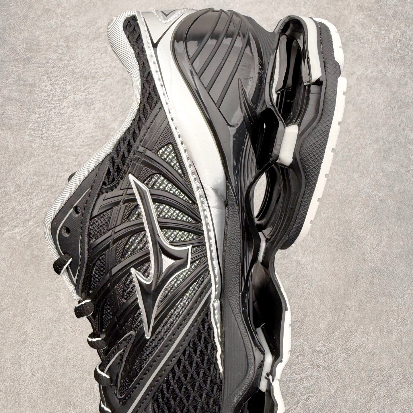 图片[7]-Mizuno Wave Prophecy LS 经典百搭跑步鞋 男女同款 美津浓（Mizuno）是日本美津浓株式会社于1906年创立的运动品牌，经过一个多世纪的不断努力现已成为世界著名的运动器具、服装和鞋类生产商。美津浓力求服务于各类运动项目，并竭力使运动生活更加愉快和振奋。产品种类齐全，覆盖几乎全部主要运动项目，达到30万多个品类。尺码：36 36.5 37.5 38 38.5 39 40 40.5 41 42 42.5 43 44 44.5 45-选品中心