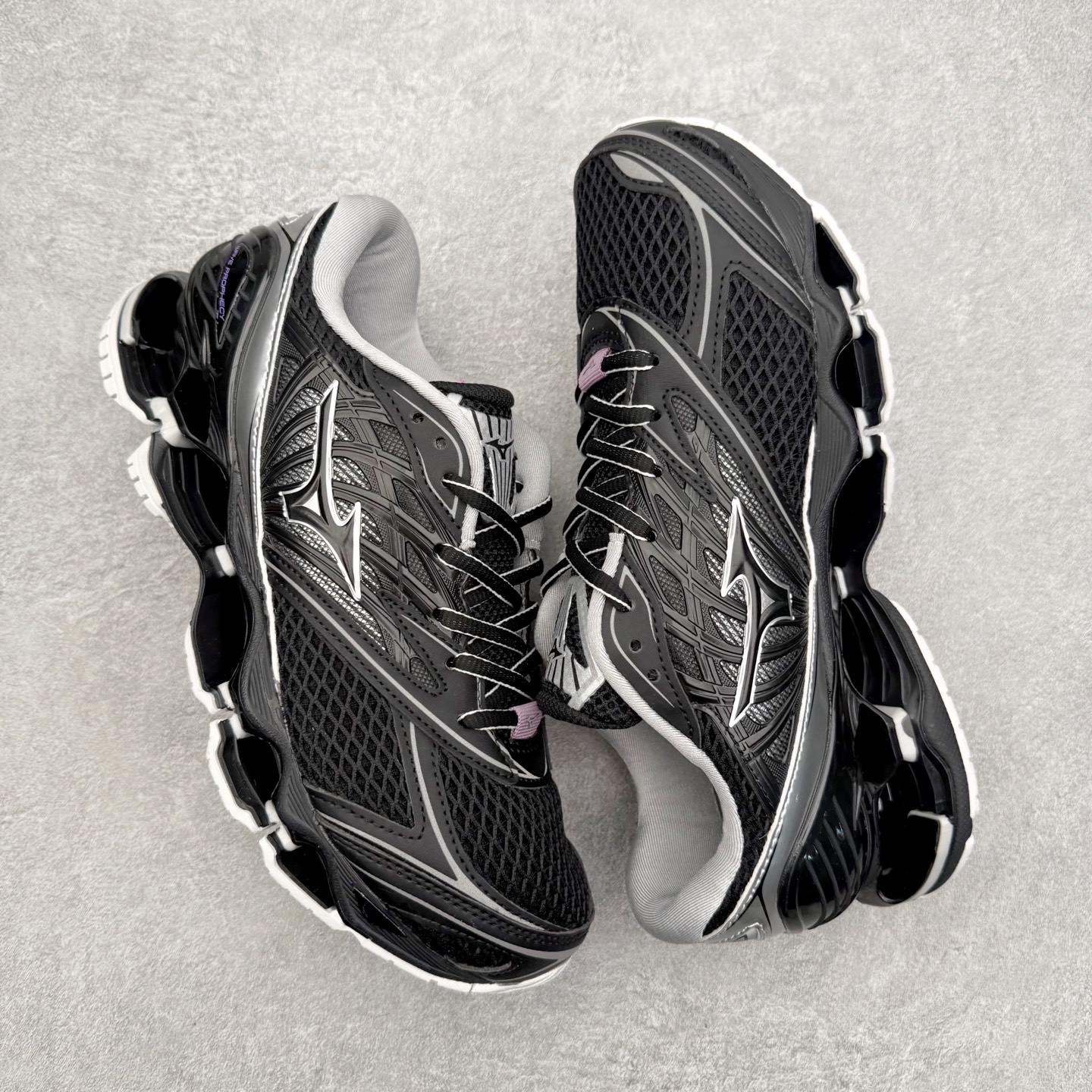 图片[3]-Mizuno Wave Prophecy LS 经典百搭跑步鞋 男女同款 美津浓（Mizuno）是日本美津浓株式会社于1906年创立的运动品牌，经过一个多世纪的不断努力现已成为世界著名的运动器具、服装和鞋类生产商。美津浓力求服务于各类运动项目，并竭力使运动生活更加愉快和振奋。产品种类齐全，覆盖几乎全部主要运动项目，达到30万多个品类。尺码：36 36.5 37.5 38 38.5 39 40 40.5 41 42 42.5 43 44 44.5 45-选品中心