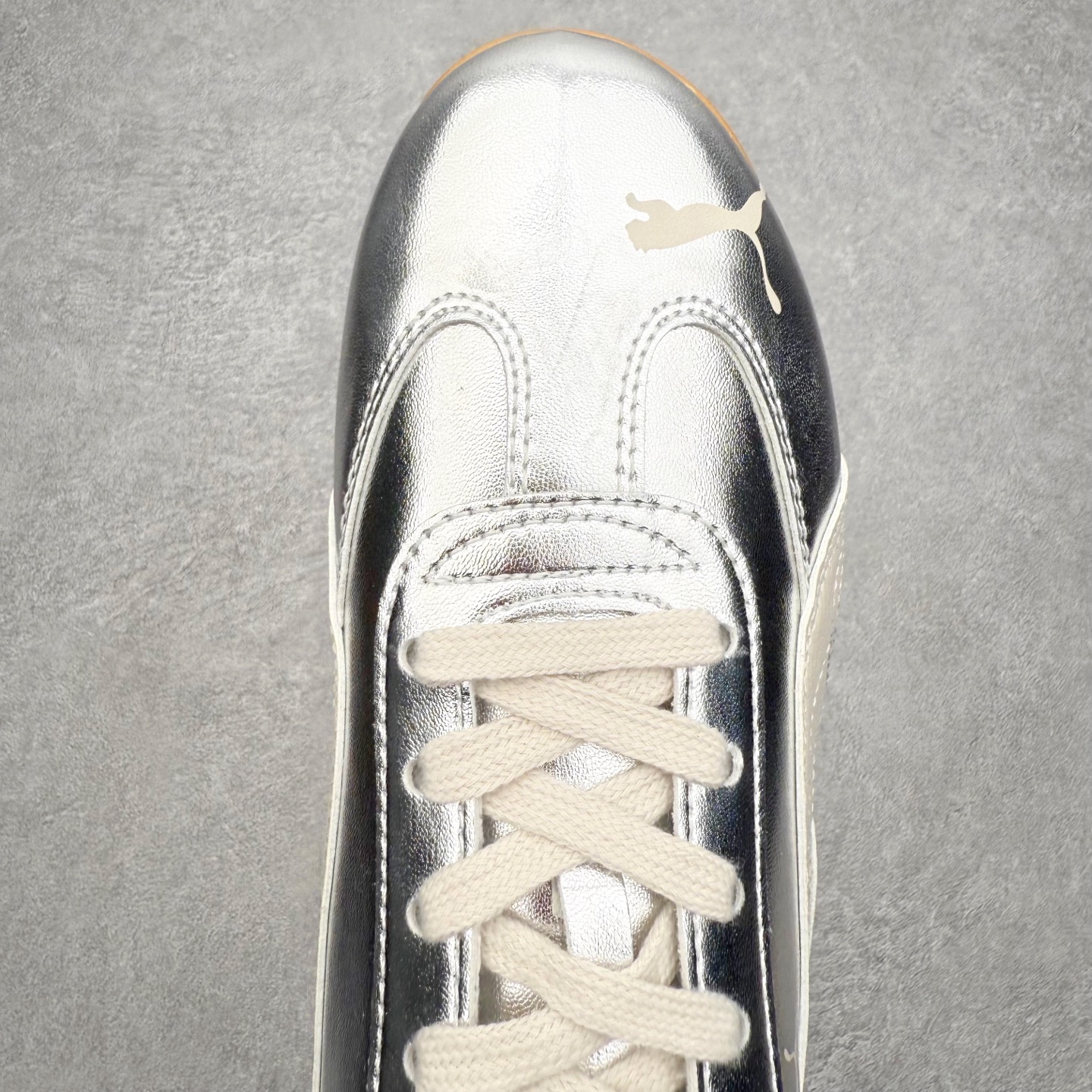 图片[4]-PUMA Speedca OG 彪马极速赛车系列低帮德训风拼接复古百搭休闲运动赛车鞋 鞋款从80、90年代赛车手所穿的防火赛车鞋为原型，鞋身线条模仿了赛车的流线廓形，体现了空气动力学原理的结构。简约流畅的外观，恰好又和贯穿其中的Formstrip Logo融合恰到好处，视觉上细节丰富且协调。本次Speedcat OG鞋款归来，最大看点自然式保留了窄版鞋型以及薄底构造。这两年各品牌鞋底越做越厚，Speedcat反其道而行之，上脚几乎无鞋底的效果带来耳目一新的视觉体验。鞋面依旧是以质感细腻的麂皮材质打造，并且大面积近乎全包裹的使用，复古味道也愈发浓烈。配色上更是将最原始的黑色和红色带回，向F1赛车队的标志性队服致敬。相信让各位一眼种草的更多是出挑的大红色，上脚即可瞬间点亮整体造型，在以球鞋为核心的OOTD中脱颖而出。而另一款黑色则是低调的万金油，彰显新潮个性的同时又不喧宾夺主，也是热爱简约系穿搭朋友的首选。 尺码：35.5 36 37 37.5 38 38.5 39 40 40.5 41 42 42.5 43 44 44.5 45-选品中心