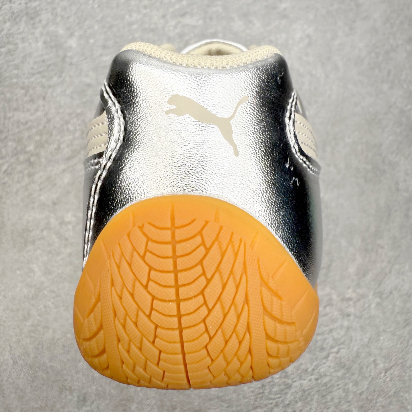 图片[8]-PUMA Speedca OG 彪马极速赛车系列低帮德训风拼接复古百搭休闲运动赛车鞋 鞋款从80、90年代赛车手所穿的防火赛车鞋为原型，鞋身线条模仿了赛车的流线廓形，体现了空气动力学原理的结构。简约流畅的外观，恰好又和贯穿其中的Formstrip Logo融合恰到好处，视觉上细节丰富且协调。本次Speedcat OG鞋款归来，最大看点自然式保留了窄版鞋型以及薄底构造。这两年各品牌鞋底越做越厚，Speedcat反其道而行之，上脚几乎无鞋底的效果带来耳目一新的视觉体验。鞋面依旧是以质感细腻的麂皮材质打造，并且大面积近乎全包裹的使用，复古味道也愈发浓烈。配色上更是将最原始的黑色和红色带回，向F1赛车队的标志性队服致敬。相信让各位一眼种草的更多是出挑的大红色，上脚即可瞬间点亮整体造型，在以球鞋为核心的OOTD中脱颖而出。而另一款黑色则是低调的万金油，彰显新潮个性的同时又不喧宾夺主，也是热爱简约系穿搭朋友的首选。 尺码：35.5 36 37 37.5 38 38.5 39 40 40.5 41 42 42.5 43 44 44.5 45-选品中心