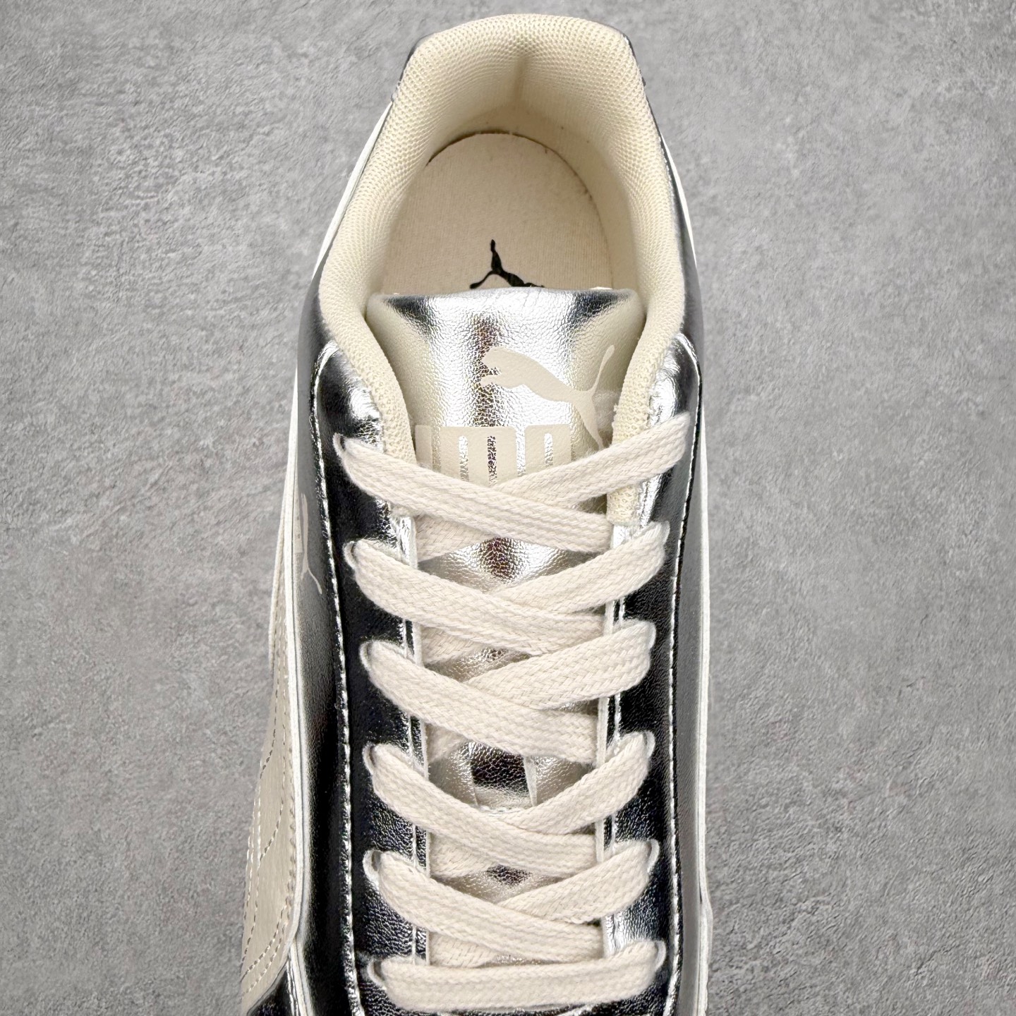 图片[5]-PUMA Speedca OG 彪马极速赛车系列低帮德训风拼接复古百搭休闲运动赛车鞋 鞋款从80、90年代赛车手所穿的防火赛车鞋为原型，鞋身线条模仿了赛车的流线廓形，体现了空气动力学原理的结构。简约流畅的外观，恰好又和贯穿其中的Formstrip Logo融合恰到好处，视觉上细节丰富且协调。本次Speedcat OG鞋款归来，最大看点自然式保留了窄版鞋型以及薄底构造。这两年各品牌鞋底越做越厚，Speedcat反其道而行之，上脚几乎无鞋底的效果带来耳目一新的视觉体验。鞋面依旧是以质感细腻的麂皮材质打造，并且大面积近乎全包裹的使用，复古味道也愈发浓烈。配色上更是将最原始的黑色和红色带回，向F1赛车队的标志性队服致敬。相信让各位一眼种草的更多是出挑的大红色，上脚即可瞬间点亮整体造型，在以球鞋为核心的OOTD中脱颖而出。而另一款黑色则是低调的万金油，彰显新潮个性的同时又不喧宾夺主，也是热爱简约系穿搭朋友的首选。 尺码：35.5 36 37 37.5 38 38.5 39 40 40.5 41 42 42.5 43 44 44.5 45-选品中心