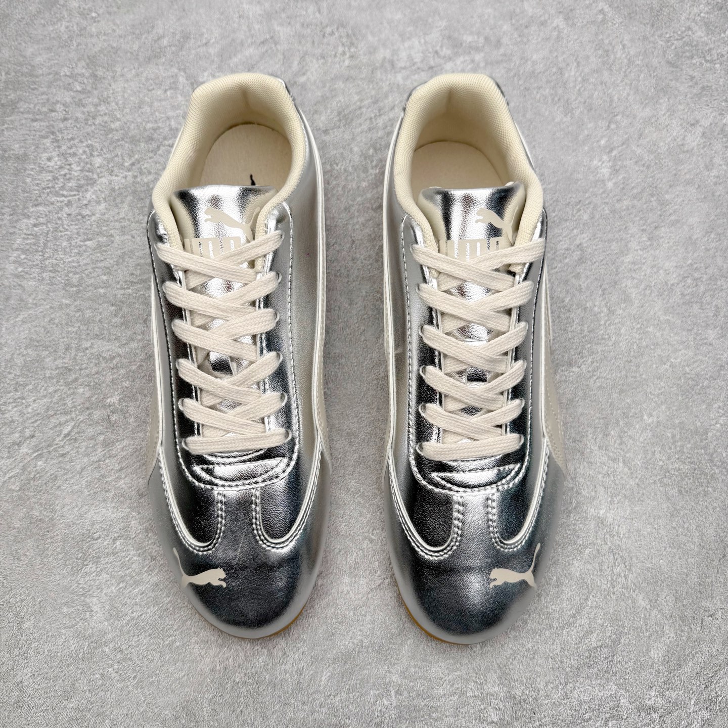 图片[2]-PUMA Speedca OG 彪马极速赛车系列低帮德训风拼接复古百搭休闲运动赛车鞋 鞋款从80、90年代赛车手所穿的防火赛车鞋为原型，鞋身线条模仿了赛车的流线廓形，体现了空气动力学原理的结构。简约流畅的外观，恰好又和贯穿其中的Formstrip Logo融合恰到好处，视觉上细节丰富且协调。本次Speedcat OG鞋款归来，最大看点自然式保留了窄版鞋型以及薄底构造。这两年各品牌鞋底越做越厚，Speedcat反其道而行之，上脚几乎无鞋底的效果带来耳目一新的视觉体验。鞋面依旧是以质感细腻的麂皮材质打造，并且大面积近乎全包裹的使用，复古味道也愈发浓烈。配色上更是将最原始的黑色和红色带回，向F1赛车队的标志性队服致敬。相信让各位一眼种草的更多是出挑的大红色，上脚即可瞬间点亮整体造型，在以球鞋为核心的OOTD中脱颖而出。而另一款黑色则是低调的万金油，彰显新潮个性的同时又不喧宾夺主，也是热爱简约系穿搭朋友的首选。 尺码：35.5 36 37 37.5 38 38.5 39 40 40.5 41 42 42.5 43 44 44.5 45-选品中心