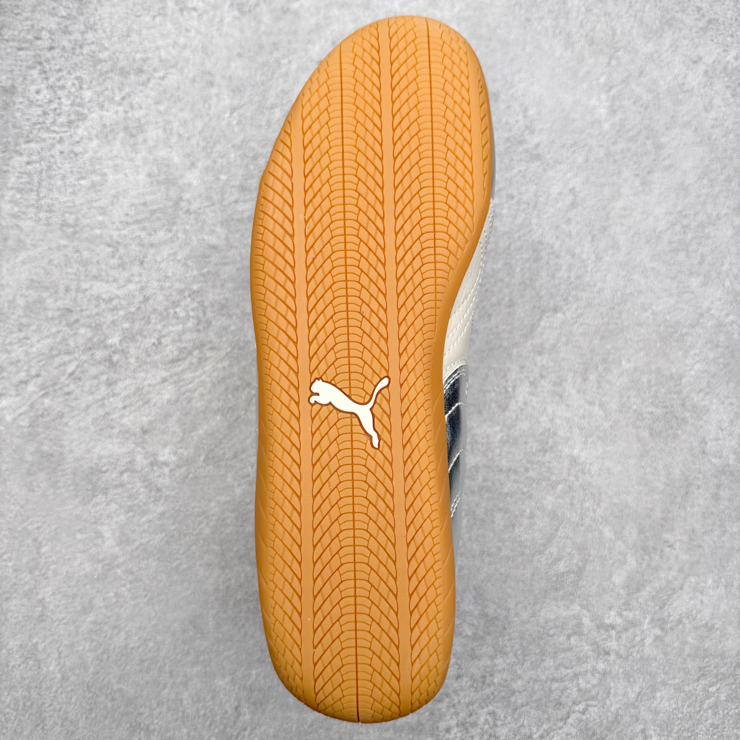 图片[9]-PUMA Speedca OG 彪马极速赛车系列低帮德训风拼接复古百搭休闲运动赛车鞋 鞋款从80、90年代赛车手所穿的防火赛车鞋为原型，鞋身线条模仿了赛车的流线廓形，体现了空气动力学原理的结构。简约流畅的外观，恰好又和贯穿其中的Formstrip Logo融合恰到好处，视觉上细节丰富且协调。本次Speedcat OG鞋款归来，最大看点自然式保留了窄版鞋型以及薄底构造。这两年各品牌鞋底越做越厚，Speedcat反其道而行之，上脚几乎无鞋底的效果带来耳目一新的视觉体验。鞋面依旧是以质感细腻的麂皮材质打造，并且大面积近乎全包裹的使用，复古味道也愈发浓烈。配色上更是将最原始的黑色和红色带回，向F1赛车队的标志性队服致敬。相信让各位一眼种草的更多是出挑的大红色，上脚即可瞬间点亮整体造型，在以球鞋为核心的OOTD中脱颖而出。而另一款黑色则是低调的万金油，彰显新潮个性的同时又不喧宾夺主，也是热爱简约系穿搭朋友的首选。 尺码：35.5 36 37 37.5 38 38.5 39 40 40.5 41 42 42.5 43 44 44.5 45-选品中心