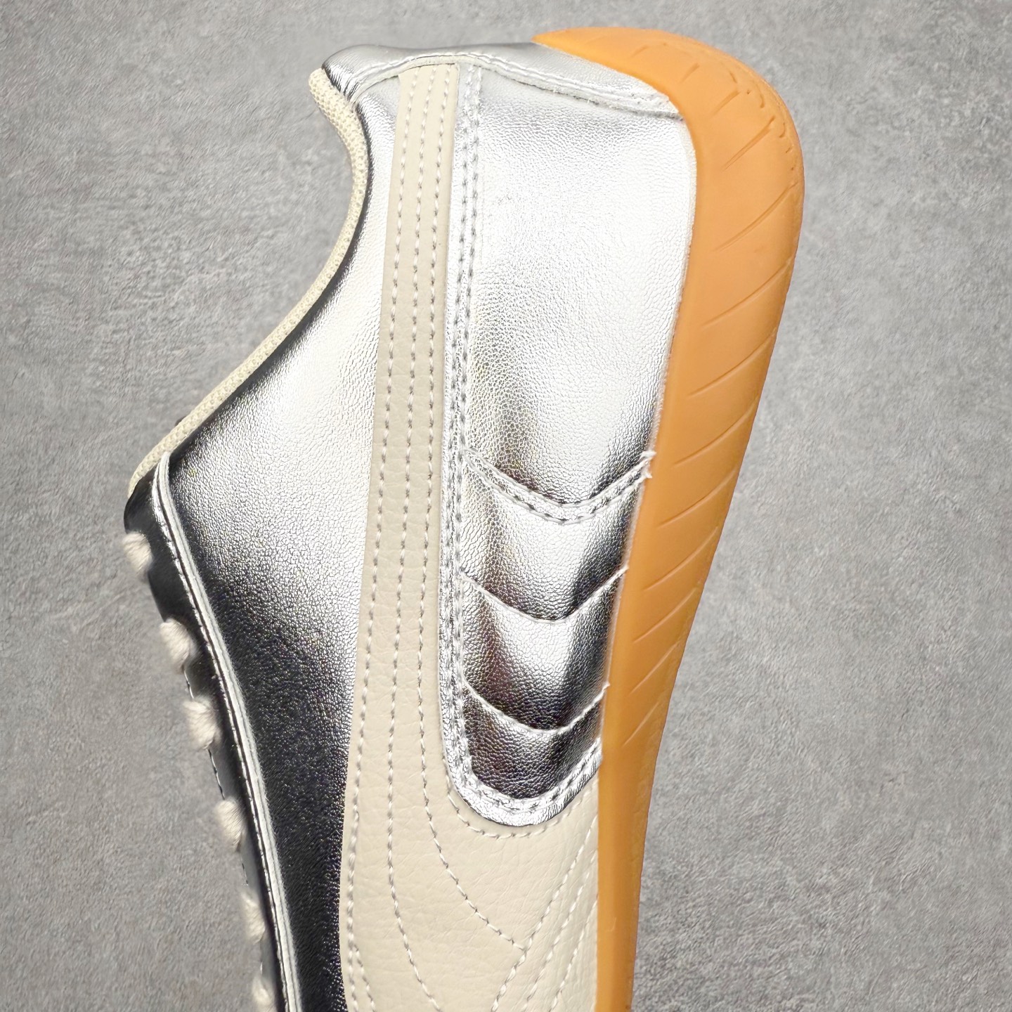 图片[7]-PUMA Speedca OG 彪马极速赛车系列低帮德训风拼接复古百搭休闲运动赛车鞋 鞋款从80、90年代赛车手所穿的防火赛车鞋为原型，鞋身线条模仿了赛车的流线廓形，体现了空气动力学原理的结构。简约流畅的外观，恰好又和贯穿其中的Formstrip Logo融合恰到好处，视觉上细节丰富且协调。本次Speedcat OG鞋款归来，最大看点自然式保留了窄版鞋型以及薄底构造。这两年各品牌鞋底越做越厚，Speedcat反其道而行之，上脚几乎无鞋底的效果带来耳目一新的视觉体验。鞋面依旧是以质感细腻的麂皮材质打造，并且大面积近乎全包裹的使用，复古味道也愈发浓烈。配色上更是将最原始的黑色和红色带回，向F1赛车队的标志性队服致敬。相信让各位一眼种草的更多是出挑的大红色，上脚即可瞬间点亮整体造型，在以球鞋为核心的OOTD中脱颖而出。而另一款黑色则是低调的万金油，彰显新潮个性的同时又不喧宾夺主，也是热爱简约系穿搭朋友的首选。 尺码：35.5 36 37 37.5 38 38.5 39 40 40.5 41 42 42.5 43 44 44.5 45-选品中心