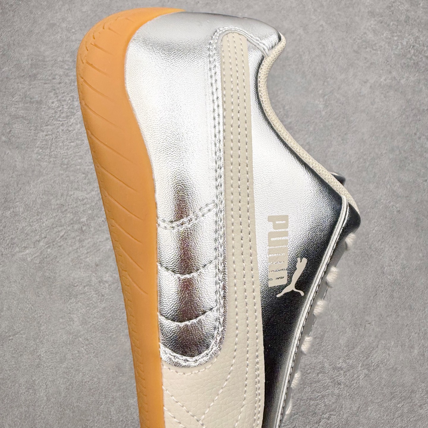 图片[6]-PUMA Speedca OG 彪马极速赛车系列低帮德训风拼接复古百搭休闲运动赛车鞋 鞋款从80、90年代赛车手所穿的防火赛车鞋为原型，鞋身线条模仿了赛车的流线廓形，体现了空气动力学原理的结构。简约流畅的外观，恰好又和贯穿其中的Formstrip Logo融合恰到好处，视觉上细节丰富且协调。本次Speedcat OG鞋款归来，最大看点自然式保留了窄版鞋型以及薄底构造。这两年各品牌鞋底越做越厚，Speedcat反其道而行之，上脚几乎无鞋底的效果带来耳目一新的视觉体验。鞋面依旧是以质感细腻的麂皮材质打造，并且大面积近乎全包裹的使用，复古味道也愈发浓烈。配色上更是将最原始的黑色和红色带回，向F1赛车队的标志性队服致敬。相信让各位一眼种草的更多是出挑的大红色，上脚即可瞬间点亮整体造型，在以球鞋为核心的OOTD中脱颖而出。而另一款黑色则是低调的万金油，彰显新潮个性的同时又不喧宾夺主，也是热爱简约系穿搭朋友的首选。 尺码：35.5 36 37 37.5 38 38.5 39 40 40.5 41 42 42.5 43 44 44.5 45-选品中心