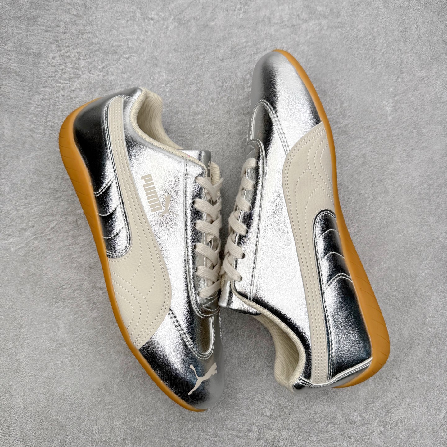 图片[3]-PUMA Speedca OG 彪马极速赛车系列低帮德训风拼接复古百搭休闲运动赛车鞋 鞋款从80、90年代赛车手所穿的防火赛车鞋为原型，鞋身线条模仿了赛车的流线廓形，体现了空气动力学原理的结构。简约流畅的外观，恰好又和贯穿其中的Formstrip Logo融合恰到好处，视觉上细节丰富且协调。本次Speedcat OG鞋款归来，最大看点自然式保留了窄版鞋型以及薄底构造。这两年各品牌鞋底越做越厚，Speedcat反其道而行之，上脚几乎无鞋底的效果带来耳目一新的视觉体验。鞋面依旧是以质感细腻的麂皮材质打造，并且大面积近乎全包裹的使用，复古味道也愈发浓烈。配色上更是将最原始的黑色和红色带回，向F1赛车队的标志性队服致敬。相信让各位一眼种草的更多是出挑的大红色，上脚即可瞬间点亮整体造型，在以球鞋为核心的OOTD中脱颖而出。而另一款黑色则是低调的万金油，彰显新潮个性的同时又不喧宾夺主，也是热爱简约系穿搭朋友的首选。 尺码：35.5 36 37 37.5 38 38.5 39 40 40.5 41 42 42.5 43 44 44.5 45-选品中心