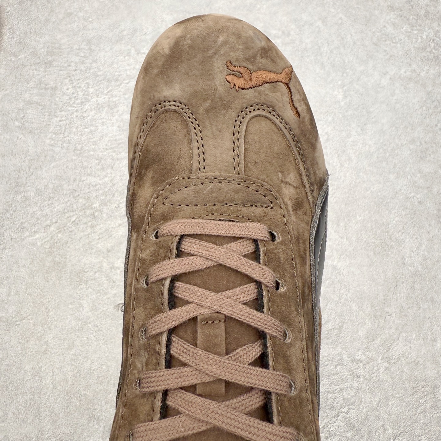 图片[4]-PUMA Speedca OG 彪马极速赛车系列低帮德训风拼接复古百搭休闲运动赛车鞋 鞋款从80、90年代赛车手所穿的防火赛车鞋为原型，鞋身线条模仿了赛车的流线廓形，体现了空气动力学原理的结构。简约流畅的外观，恰好又和贯穿其中的Formstrip Logo融合恰到好处，视觉上细节丰富且协调。本次Speedcat OG鞋款归来，最大看点自然式保留了窄版鞋型以及薄底构造。这两年各品牌鞋底越做越厚，Speedcat反其道而行之，上脚几乎无鞋底的效果带来耳目一新的视觉体验。鞋面依旧是以质感细腻的麂皮材质打造，并且大面积近乎全包裹的使用，复古味道也愈发浓烈。配色上更是将最原始的黑色和红色带回，向F1赛车队的标志性队服致敬。相信让各位一眼种草的更多是出挑的大红色，上脚即可瞬间点亮整体造型，在以球鞋为核心的OOTD中脱颖而出。而另一款黑色则是低调的万金油，彰显新潮个性的同时又不喧宾夺主，也是热爱简约系穿搭朋友的首选。 尺码：35.5 36 37 37.5 38 38.5 39 40 40.5 41 42 42.5 43 44 44.5 45-选品中心