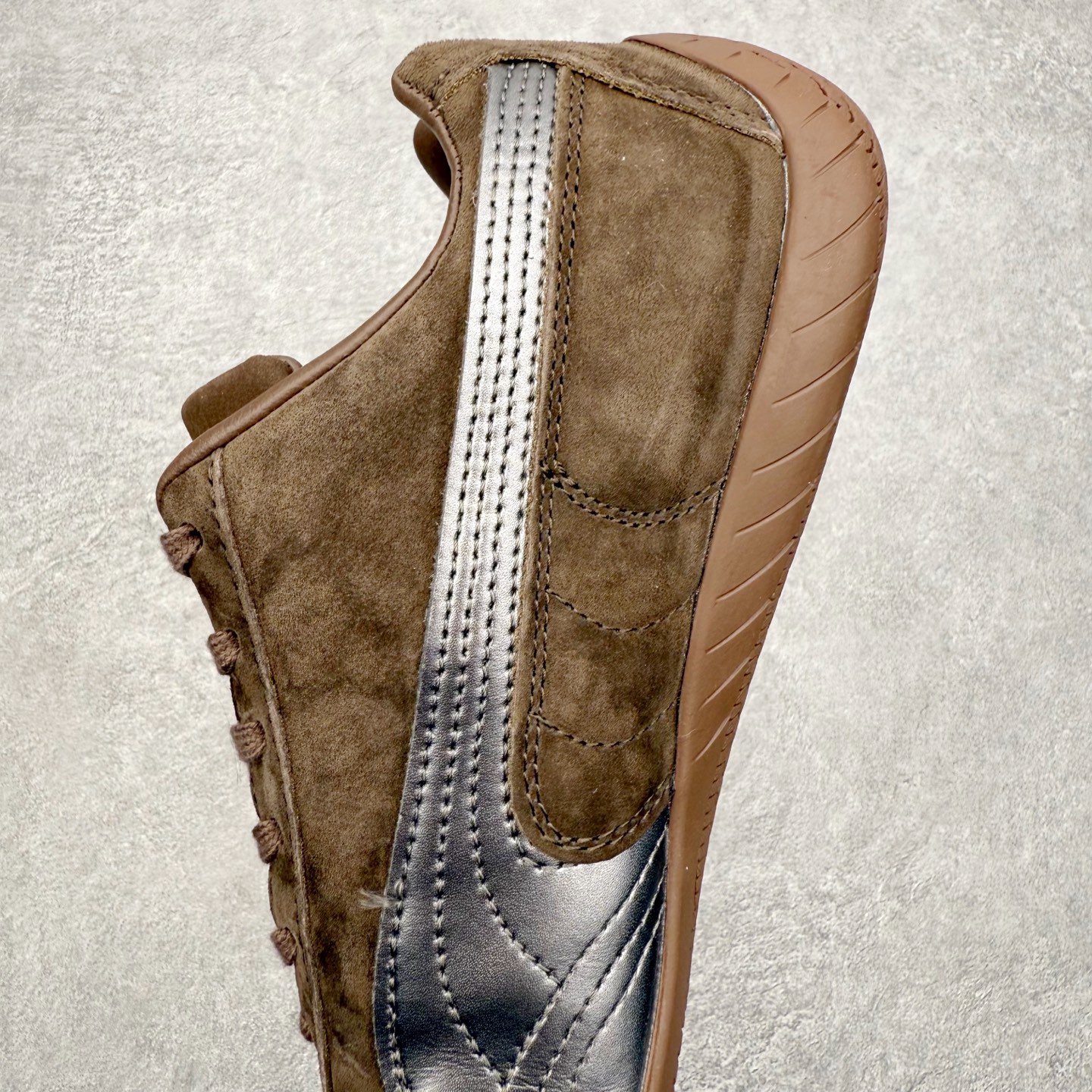 图片[7]-PUMA Speedca OG 彪马极速赛车系列低帮德训风拼接复古百搭休闲运动赛车鞋 鞋款从80、90年代赛车手所穿的防火赛车鞋为原型，鞋身线条模仿了赛车的流线廓形，体现了空气动力学原理的结构。简约流畅的外观，恰好又和贯穿其中的Formstrip Logo融合恰到好处，视觉上细节丰富且协调。本次Speedcat OG鞋款归来，最大看点自然式保留了窄版鞋型以及薄底构造。这两年各品牌鞋底越做越厚，Speedcat反其道而行之，上脚几乎无鞋底的效果带来耳目一新的视觉体验。鞋面依旧是以质感细腻的麂皮材质打造，并且大面积近乎全包裹的使用，复古味道也愈发浓烈。配色上更是将最原始的黑色和红色带回，向F1赛车队的标志性队服致敬。相信让各位一眼种草的更多是出挑的大红色，上脚即可瞬间点亮整体造型，在以球鞋为核心的OOTD中脱颖而出。而另一款黑色则是低调的万金油，彰显新潮个性的同时又不喧宾夺主，也是热爱简约系穿搭朋友的首选。 尺码：35.5 36 37 37.5 38 38.5 39 40 40.5 41 42 42.5 43 44 44.5 45-选品中心