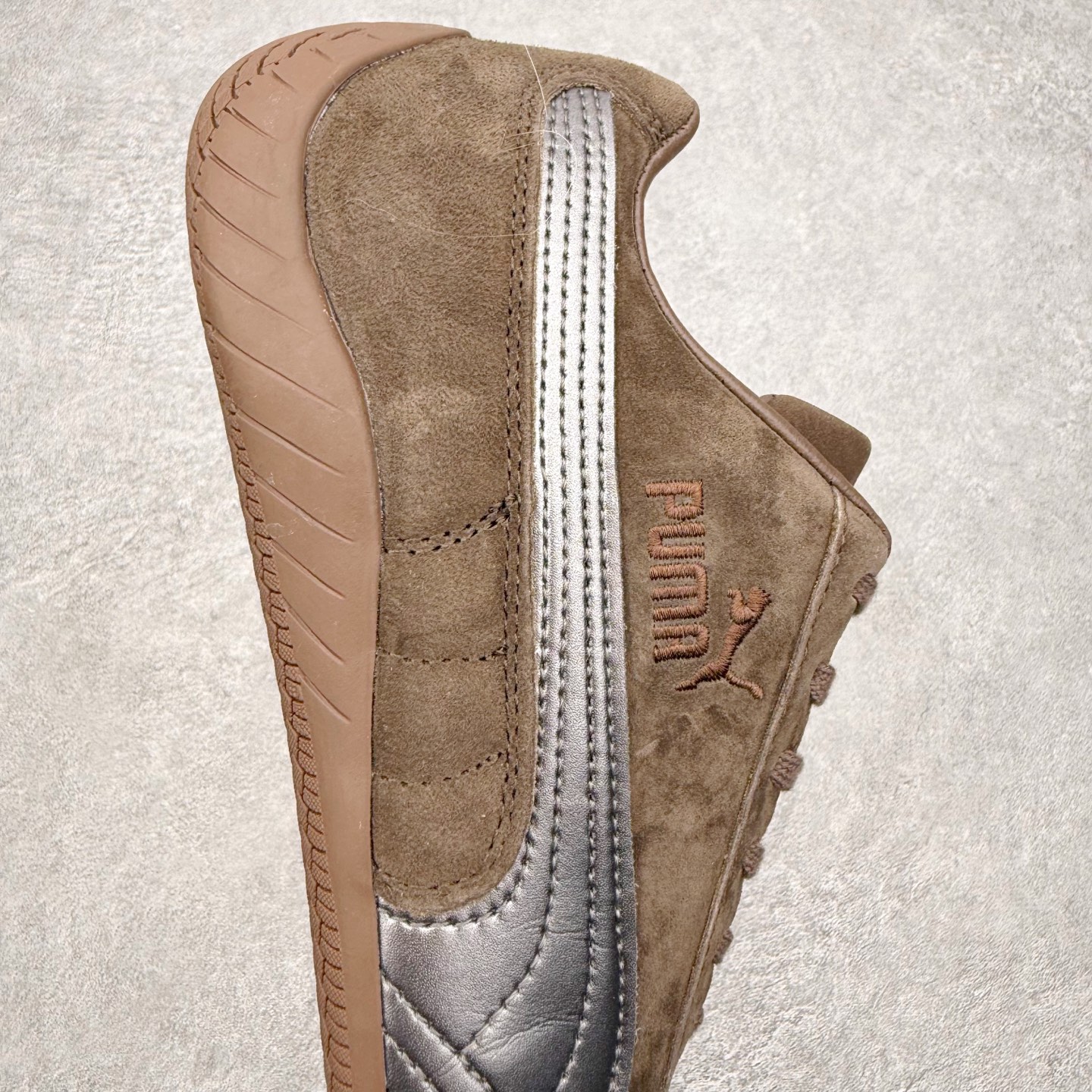 图片[6]-PUMA Speedca OG 彪马极速赛车系列低帮德训风拼接复古百搭休闲运动赛车鞋 鞋款从80、90年代赛车手所穿的防火赛车鞋为原型，鞋身线条模仿了赛车的流线廓形，体现了空气动力学原理的结构。简约流畅的外观，恰好又和贯穿其中的Formstrip Logo融合恰到好处，视觉上细节丰富且协调。本次Speedcat OG鞋款归来，最大看点自然式保留了窄版鞋型以及薄底构造。这两年各品牌鞋底越做越厚，Speedcat反其道而行之，上脚几乎无鞋底的效果带来耳目一新的视觉体验。鞋面依旧是以质感细腻的麂皮材质打造，并且大面积近乎全包裹的使用，复古味道也愈发浓烈。配色上更是将最原始的黑色和红色带回，向F1赛车队的标志性队服致敬。相信让各位一眼种草的更多是出挑的大红色，上脚即可瞬间点亮整体造型，在以球鞋为核心的OOTD中脱颖而出。而另一款黑色则是低调的万金油，彰显新潮个性的同时又不喧宾夺主，也是热爱简约系穿搭朋友的首选。 尺码：35.5 36 37 37.5 38 38.5 39 40 40.5 41 42 42.5 43 44 44.5 45-选品中心