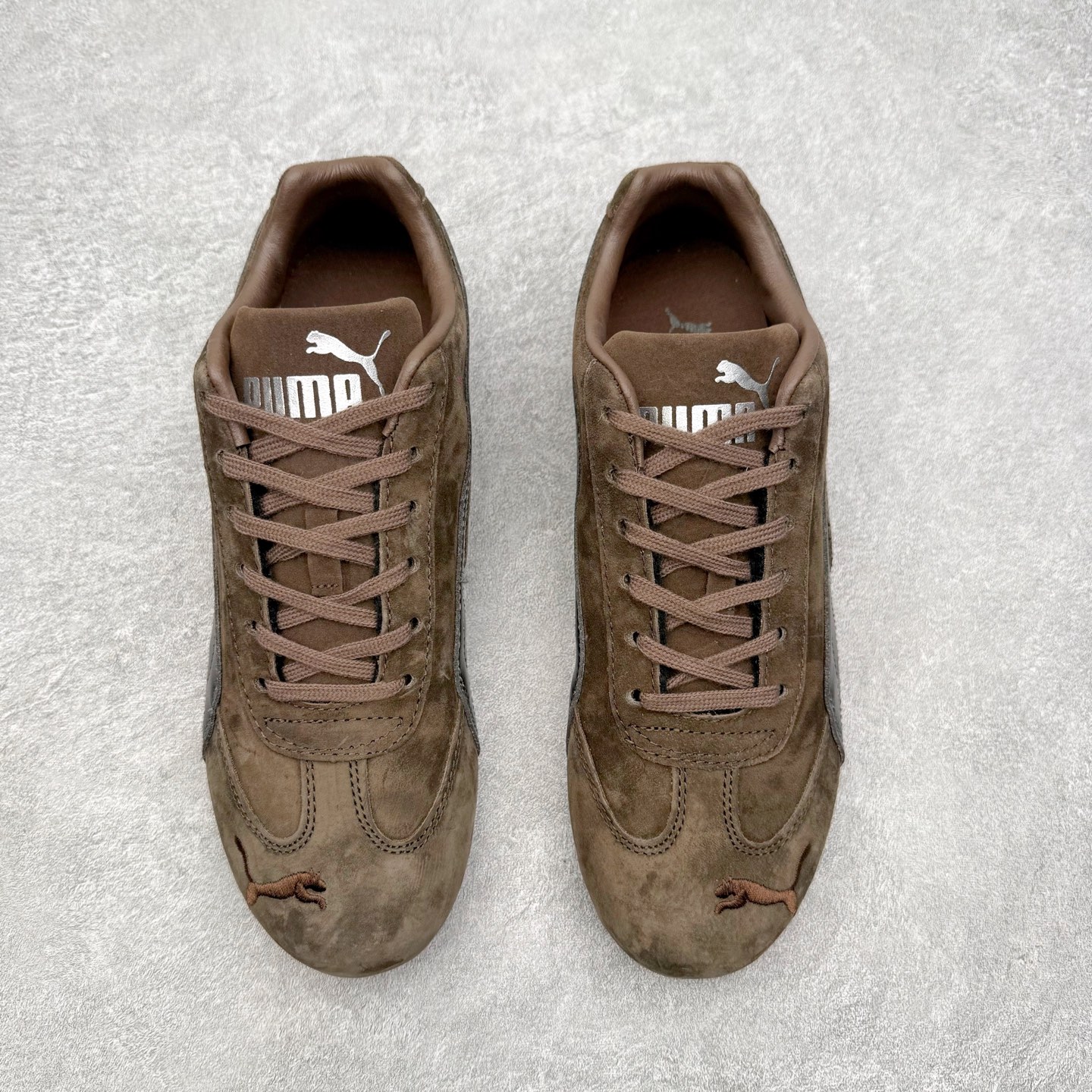 图片[2]-PUMA Speedca OG 彪马极速赛车系列低帮德训风拼接复古百搭休闲运动赛车鞋 鞋款从80、90年代赛车手所穿的防火赛车鞋为原型，鞋身线条模仿了赛车的流线廓形，体现了空气动力学原理的结构。简约流畅的外观，恰好又和贯穿其中的Formstrip Logo融合恰到好处，视觉上细节丰富且协调。本次Speedcat OG鞋款归来，最大看点自然式保留了窄版鞋型以及薄底构造。这两年各品牌鞋底越做越厚，Speedcat反其道而行之，上脚几乎无鞋底的效果带来耳目一新的视觉体验。鞋面依旧是以质感细腻的麂皮材质打造，并且大面积近乎全包裹的使用，复古味道也愈发浓烈。配色上更是将最原始的黑色和红色带回，向F1赛车队的标志性队服致敬。相信让各位一眼种草的更多是出挑的大红色，上脚即可瞬间点亮整体造型，在以球鞋为核心的OOTD中脱颖而出。而另一款黑色则是低调的万金油，彰显新潮个性的同时又不喧宾夺主，也是热爱简约系穿搭朋友的首选。 尺码：35.5 36 37 37.5 38 38.5 39 40 40.5 41 42 42.5 43 44 44.5 45-选品中心