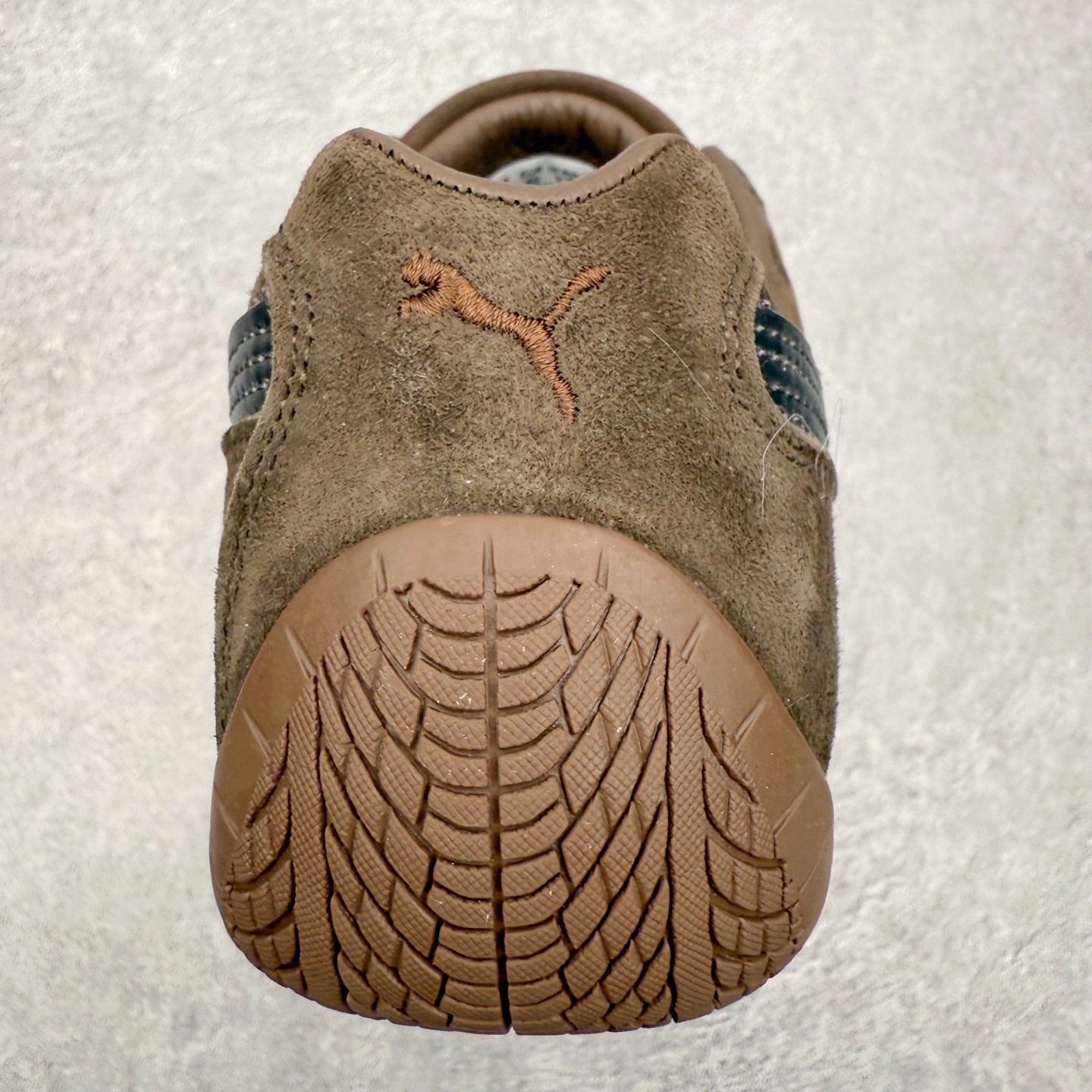 图片[8]-PUMA Speedca OG 彪马极速赛车系列低帮德训风拼接复古百搭休闲运动赛车鞋 鞋款从80、90年代赛车手所穿的防火赛车鞋为原型，鞋身线条模仿了赛车的流线廓形，体现了空气动力学原理的结构。简约流畅的外观，恰好又和贯穿其中的Formstrip Logo融合恰到好处，视觉上细节丰富且协调。本次Speedcat OG鞋款归来，最大看点自然式保留了窄版鞋型以及薄底构造。这两年各品牌鞋底越做越厚，Speedcat反其道而行之，上脚几乎无鞋底的效果带来耳目一新的视觉体验。鞋面依旧是以质感细腻的麂皮材质打造，并且大面积近乎全包裹的使用，复古味道也愈发浓烈。配色上更是将最原始的黑色和红色带回，向F1赛车队的标志性队服致敬。相信让各位一眼种草的更多是出挑的大红色，上脚即可瞬间点亮整体造型，在以球鞋为核心的OOTD中脱颖而出。而另一款黑色则是低调的万金油，彰显新潮个性的同时又不喧宾夺主，也是热爱简约系穿搭朋友的首选。 尺码：35.5 36 37 37.5 38 38.5 39 40 40.5 41 42 42.5 43 44 44.5 45-选品中心